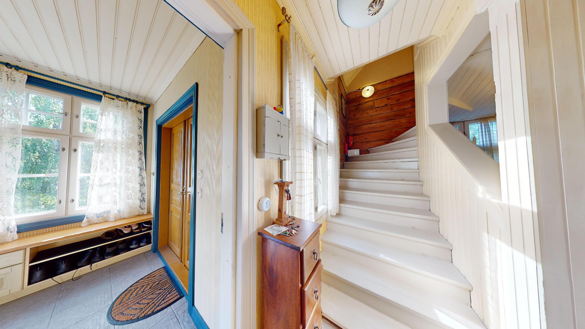 Eteishallista portaat yläkertaan.