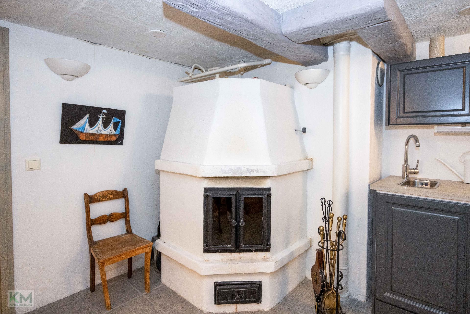 Takkahuoneessa varaava takka.