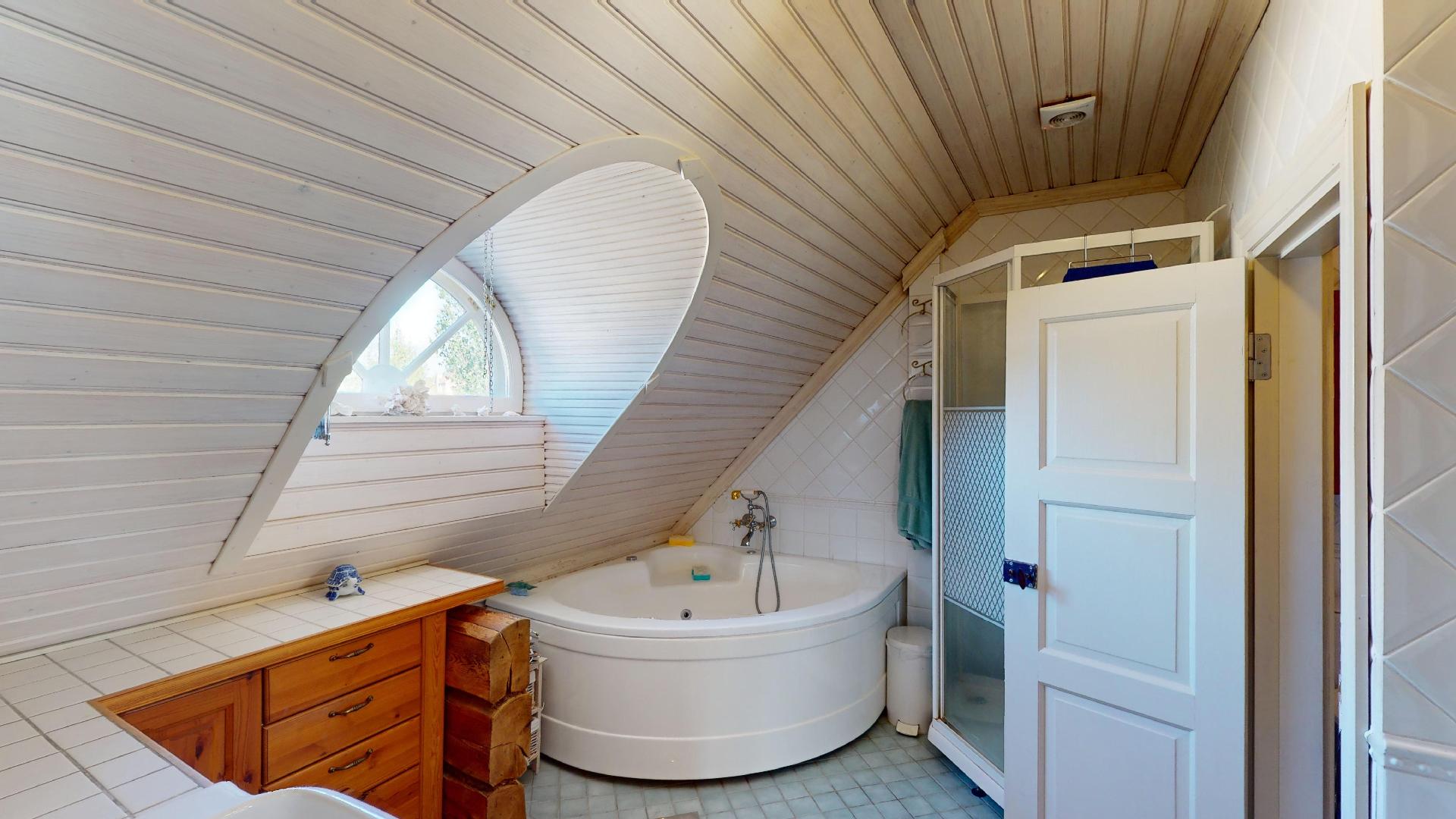 Poreamme ja suihkukaappi.