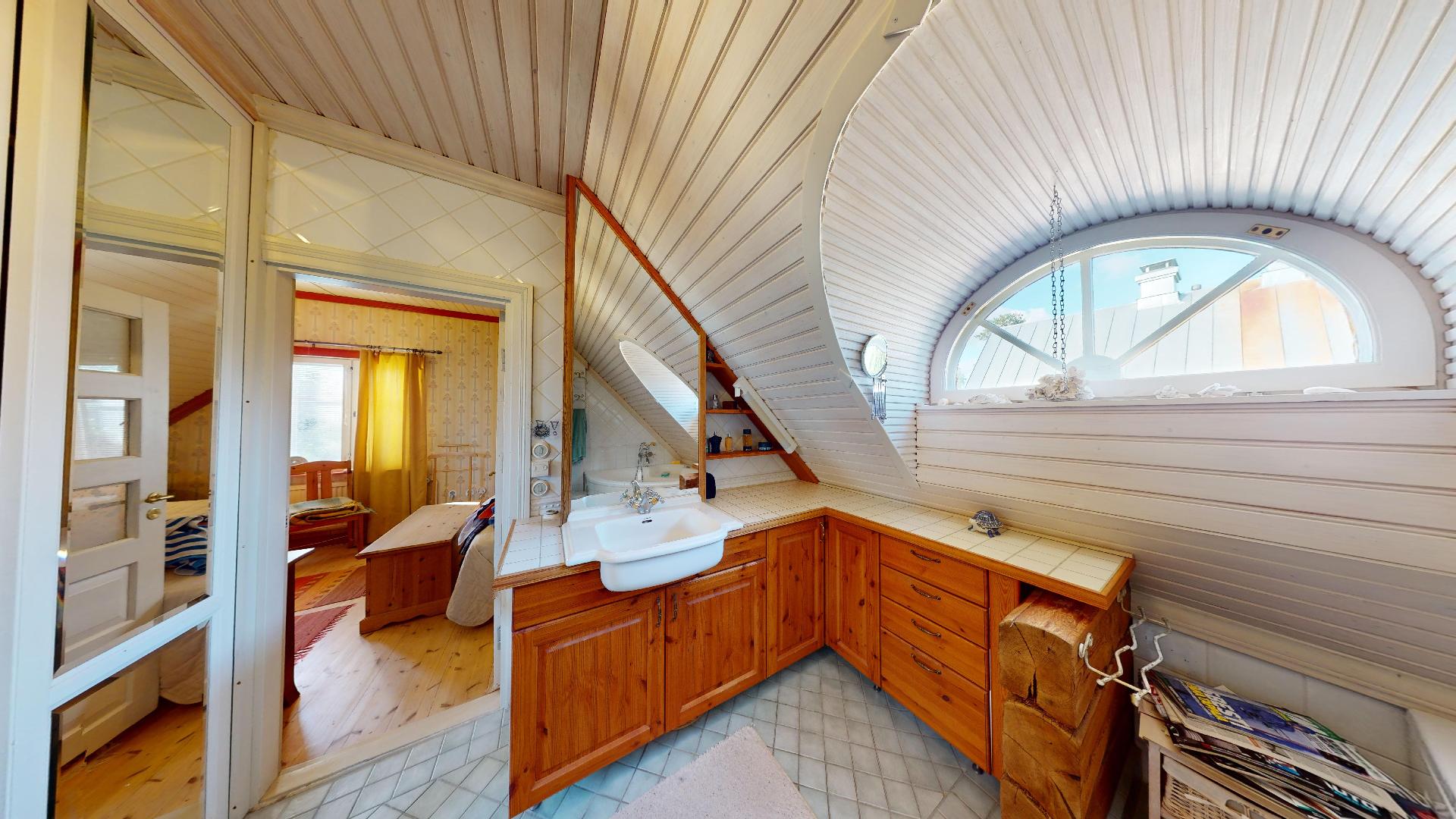 Yläkerran kylpyhuone.