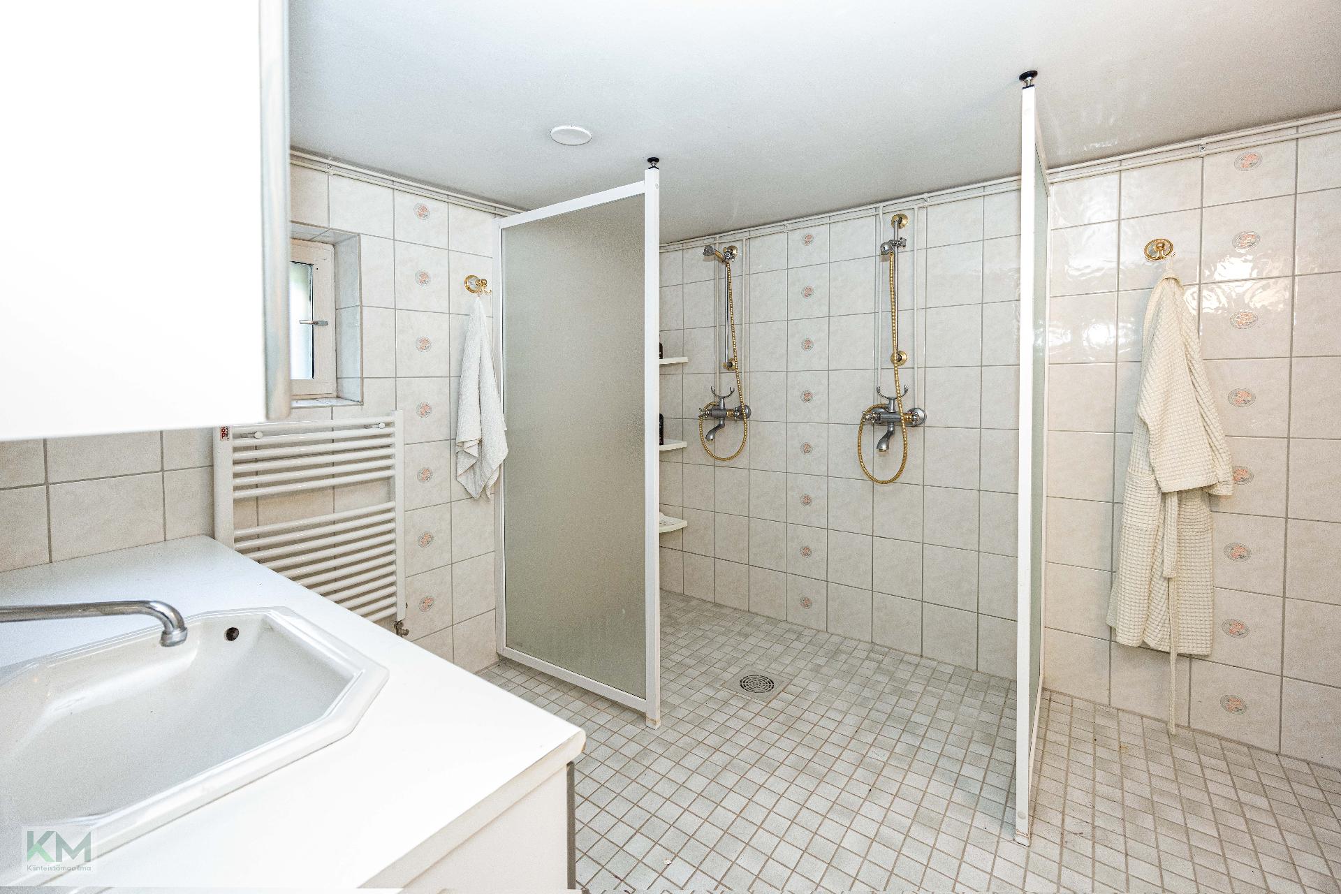 Alakerran kylpyhuone