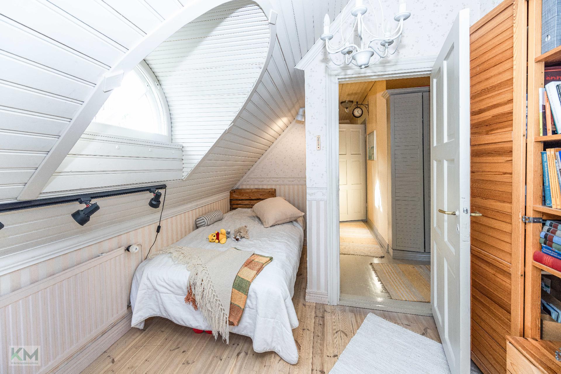 Yläkerran makuuhuone 1