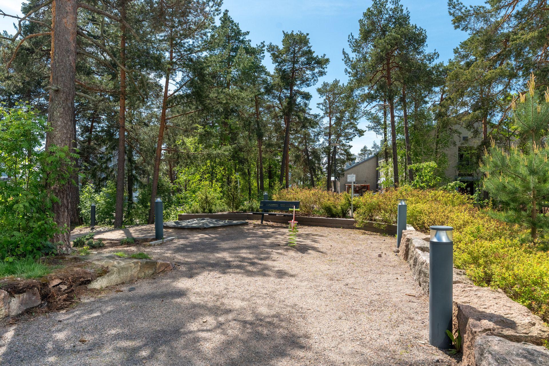 Ruutikellarintie 8, Mäkkylä, Espoo