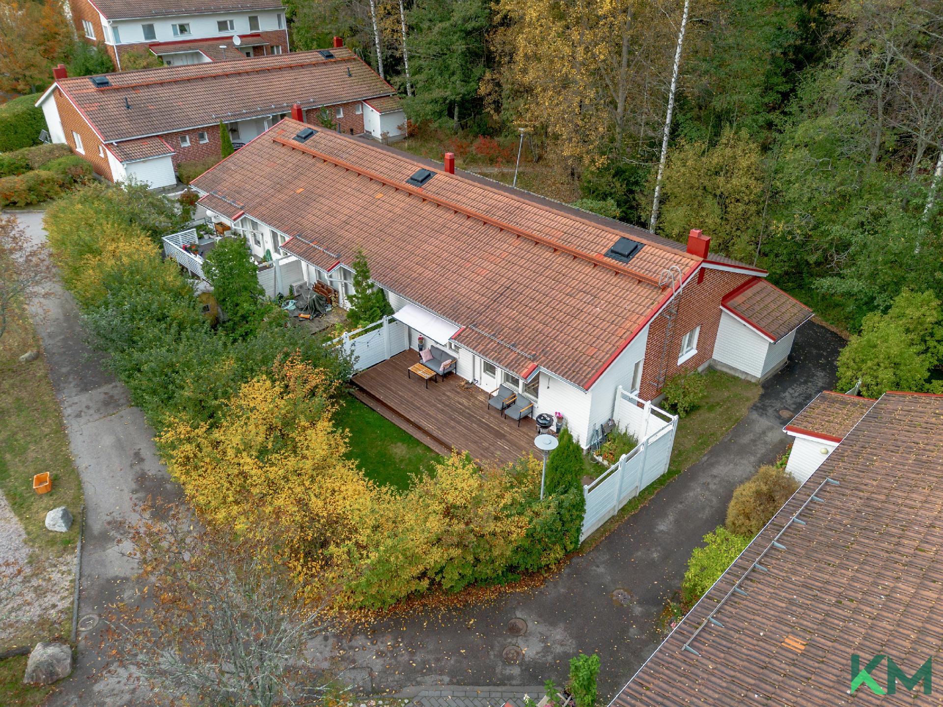 Iso piha odottaa, markiisin alla kiva viettää iltoja eikä pieni sade haittaa lainkaan