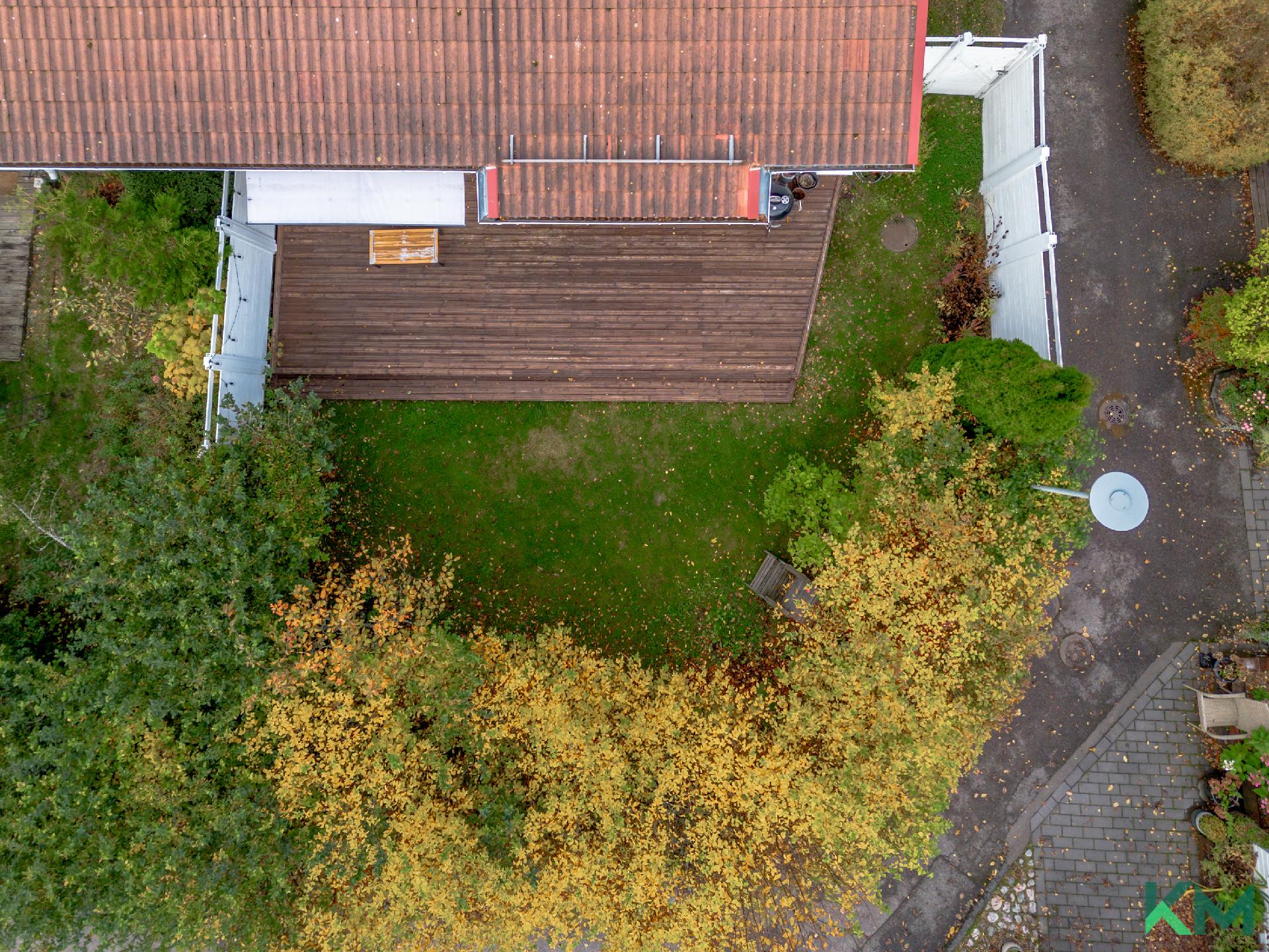 Reilunkokoinen piha-alue päätyhuoneistolla