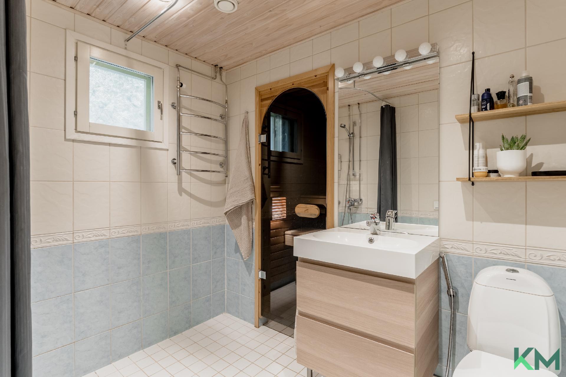 toinen kylpyhuoneessa, jossa harmoninen värimaailma