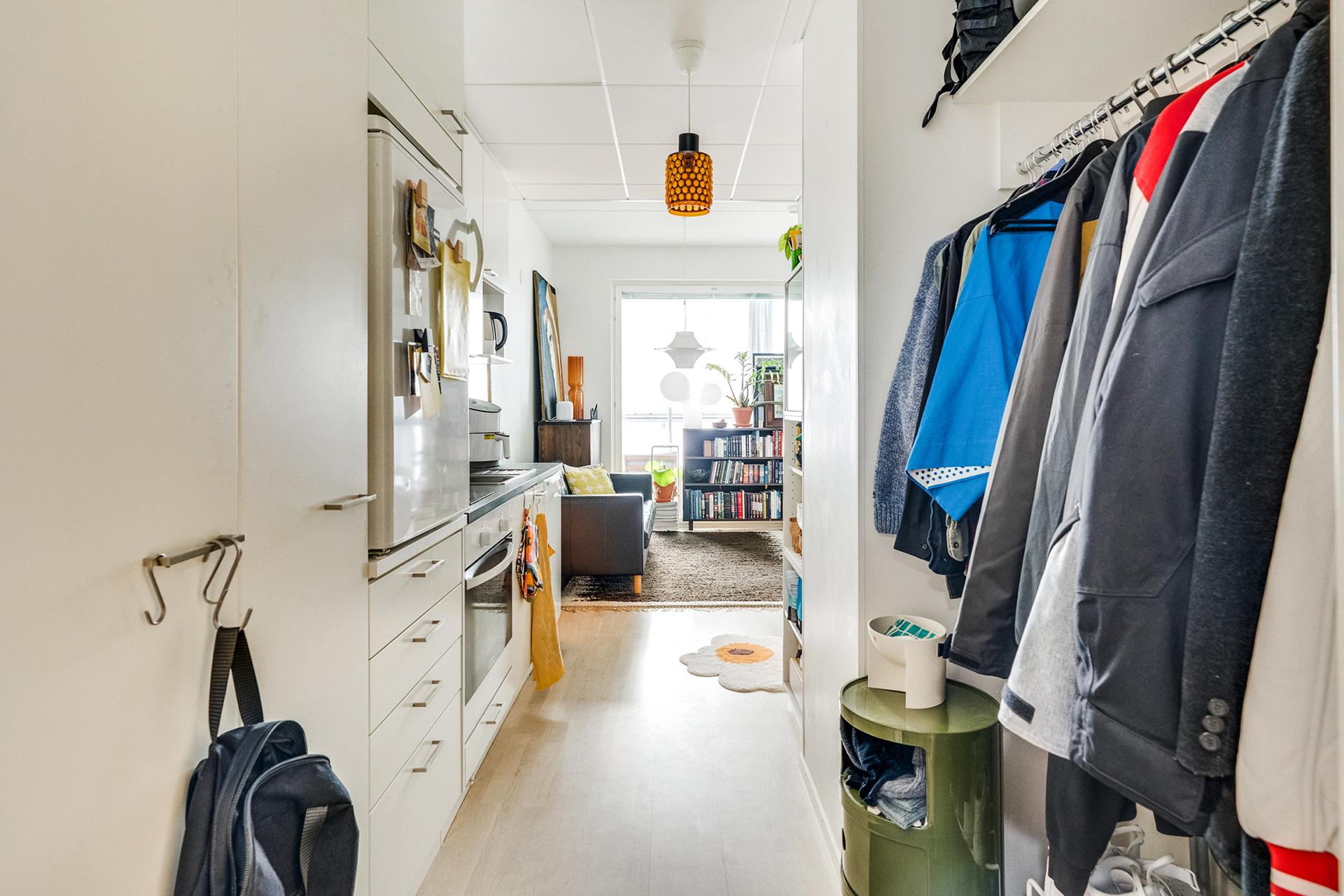 Eteinen, jossa hyvät säilytystilat.