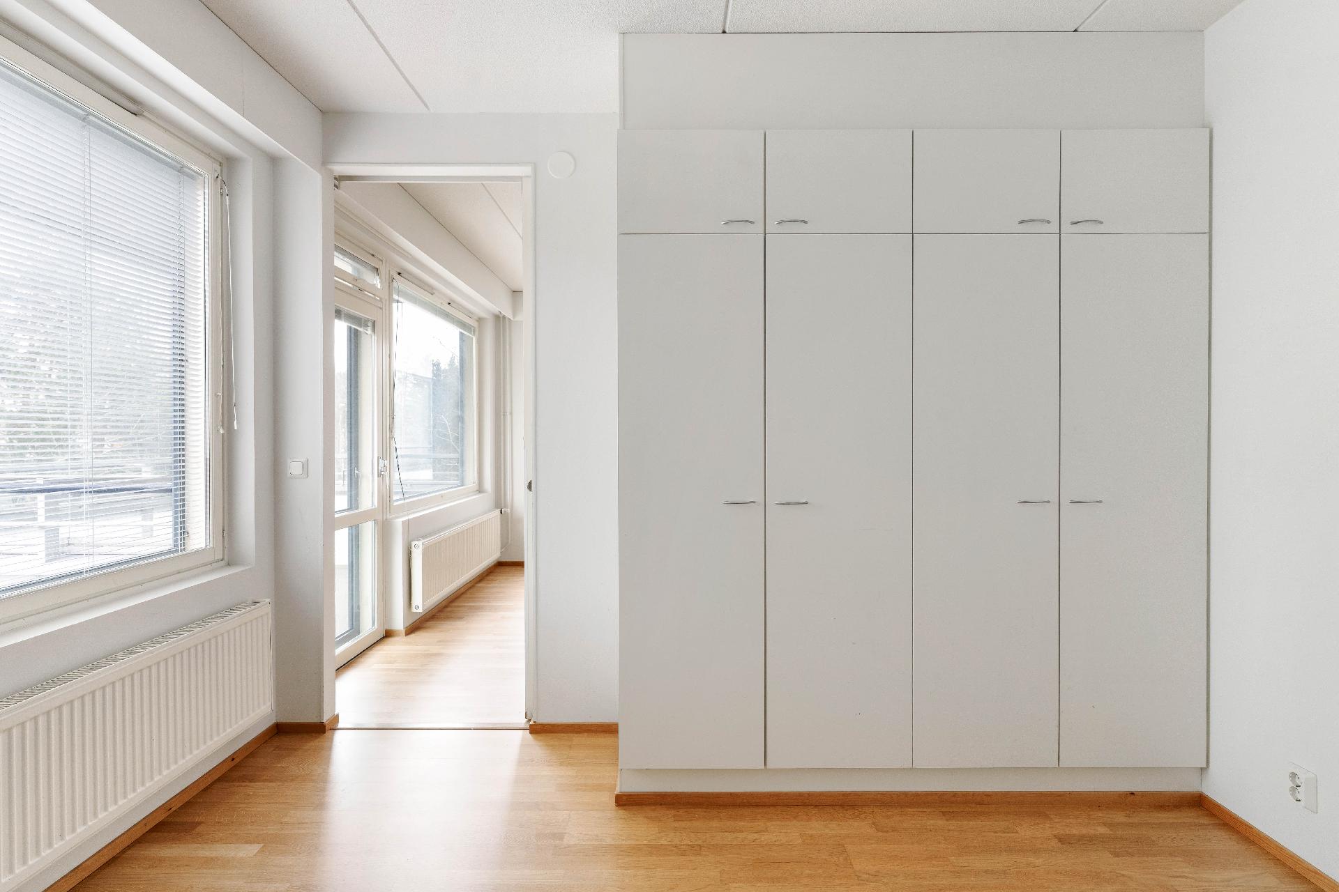 Näkymää makuuhuoneesta olohuoneeseen päin.