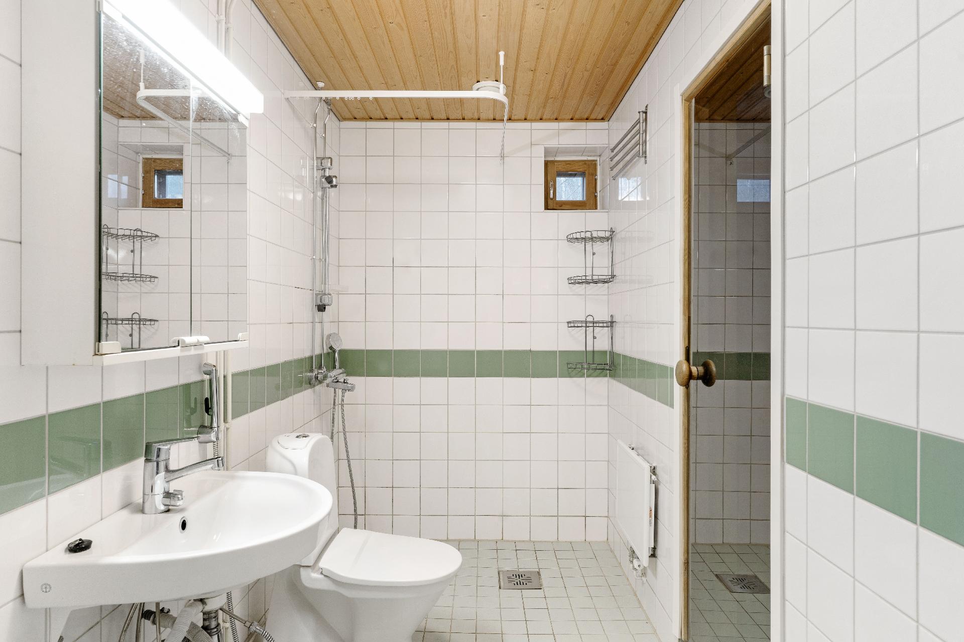 Tilava kylpyhuone, oikealla oma sauna