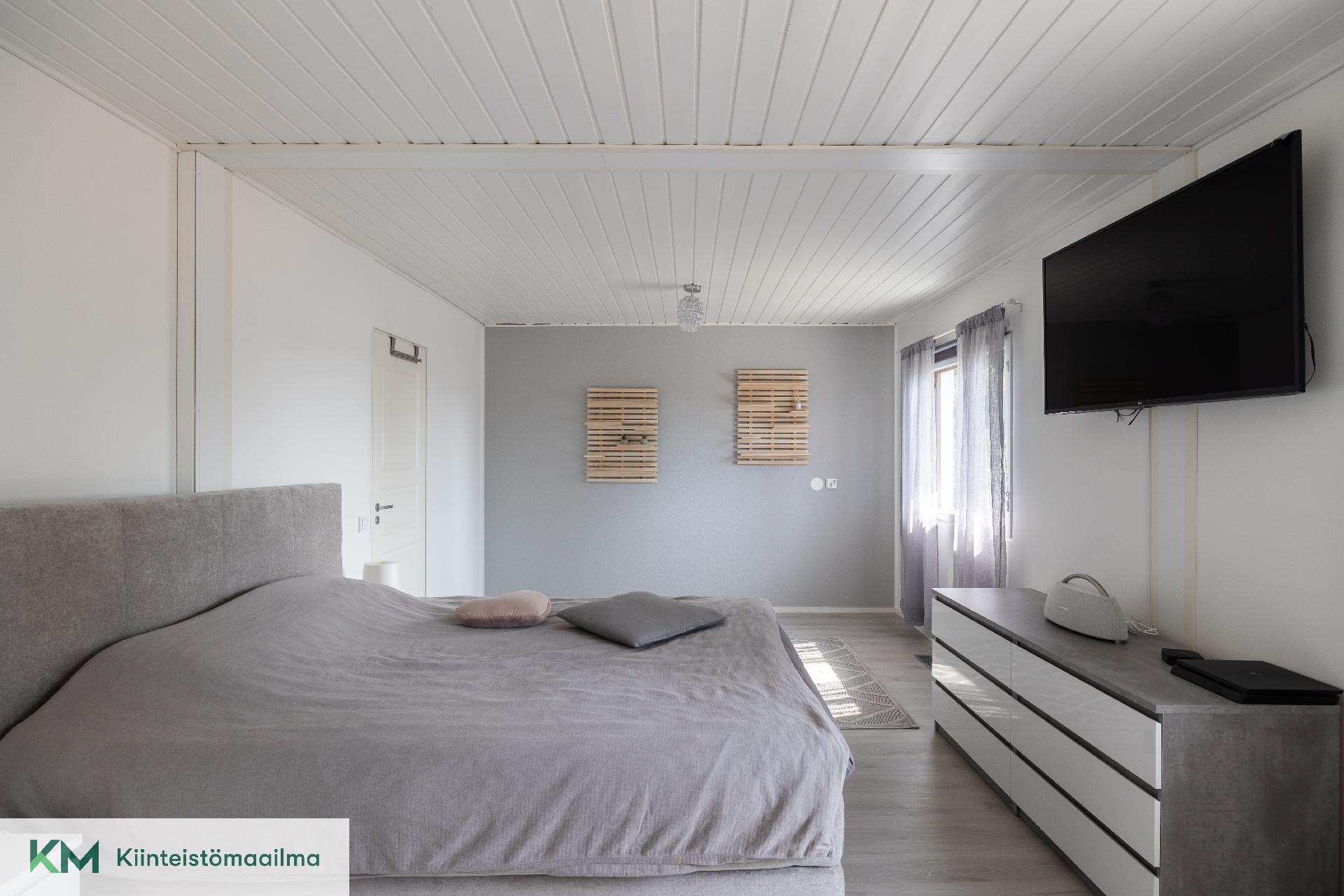 Isoin makuuhuone on muunneltavissa esim. kahdeksi makuuhuoneeksi.