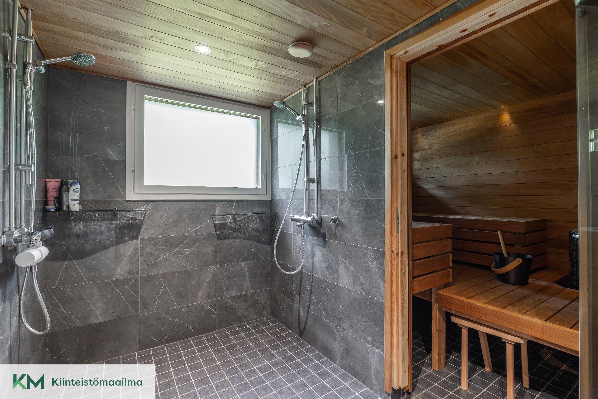 Kylpyhuoneessa on kaksi suihkua.