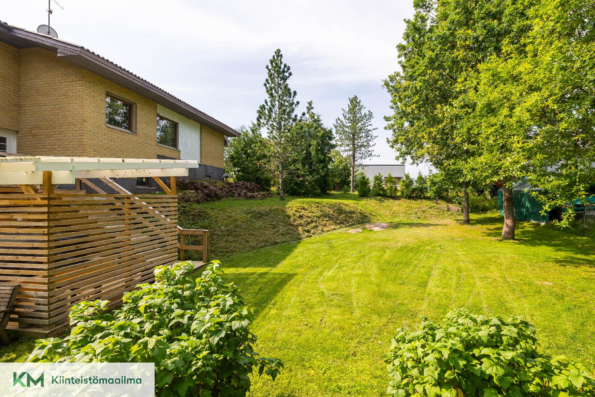 Tontti on oma ja se on kooltaan 1776m2.