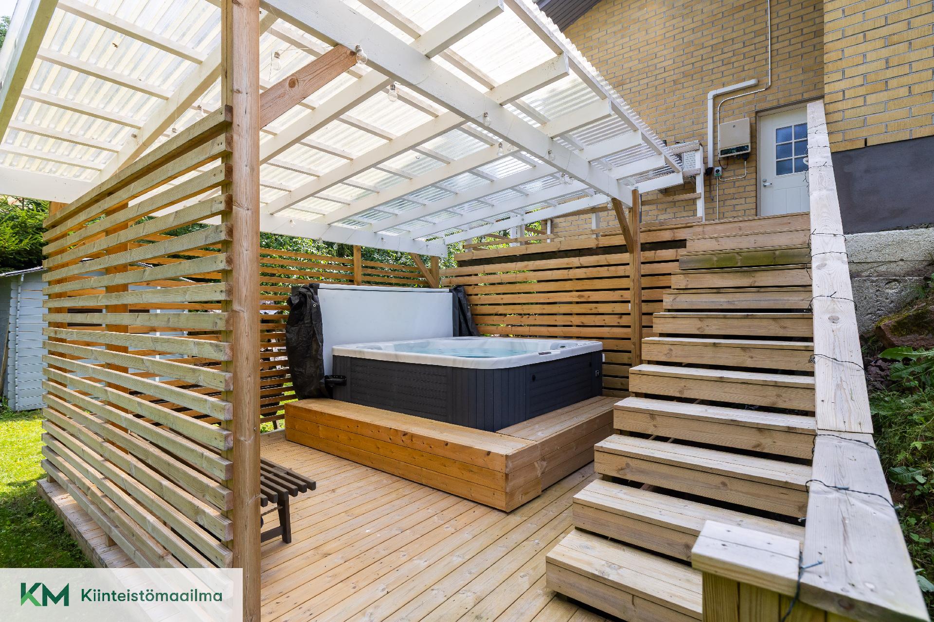 Takapihan terassilla on poreamme.