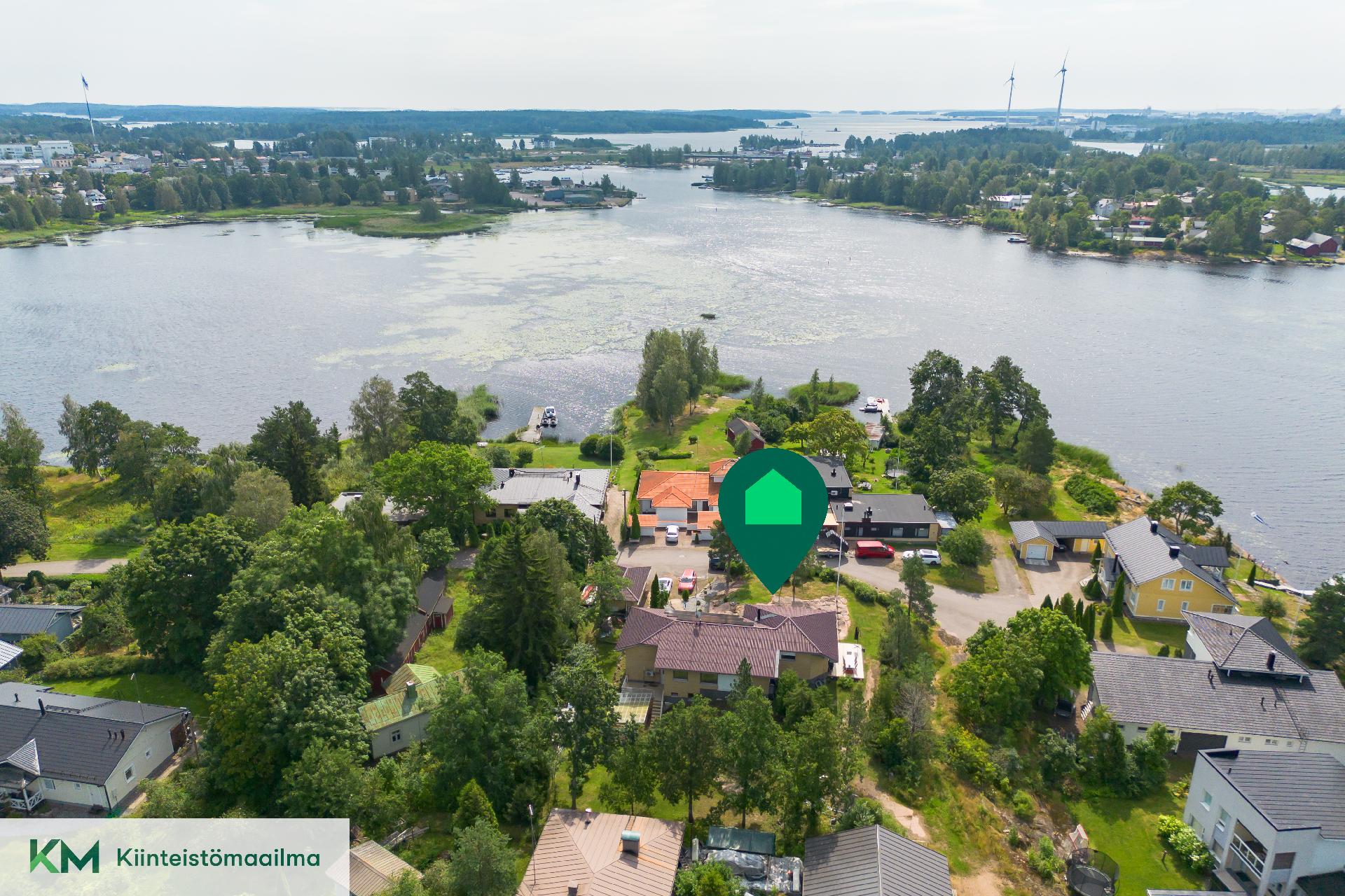 Saviniemi on viehättävä ja rauhallinen kaupunginosa aivan Haminan keskustan tuntumassa – vain noin puolen kilometrin päässä ydinkeskustasta.