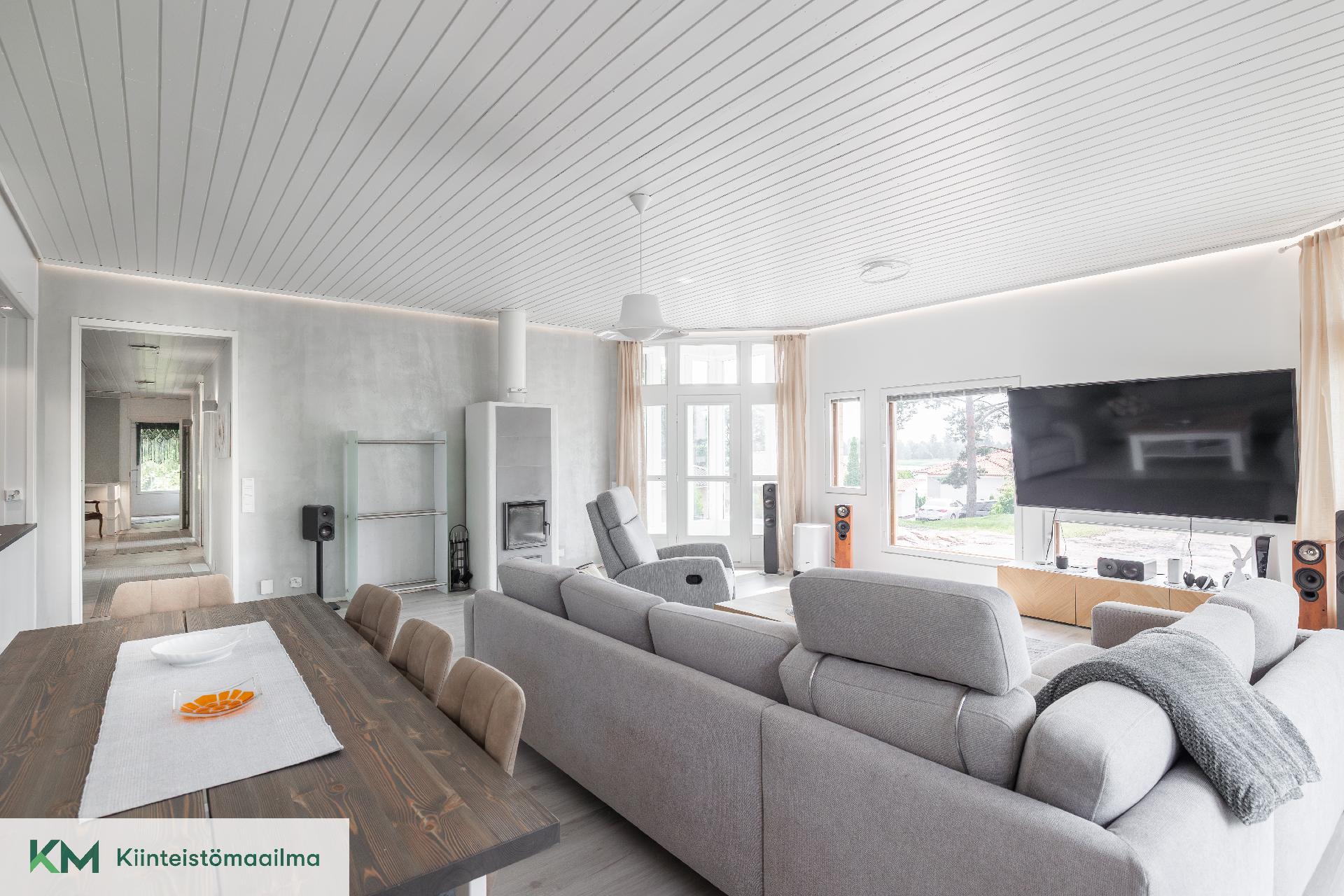 Yli 50 m² olohuone.