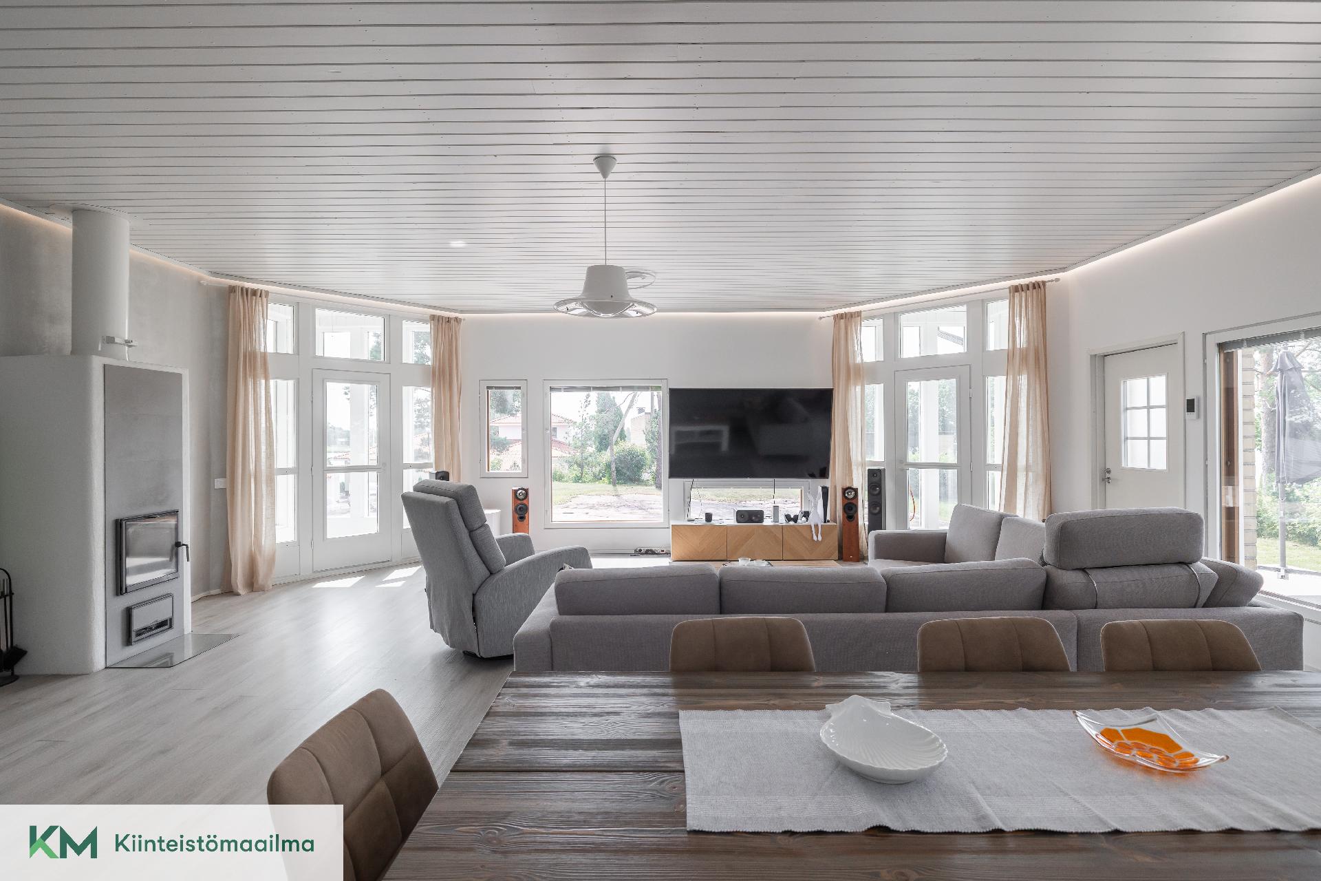 Olohuoneen kahdessa nurkassa on viherhuoneet.