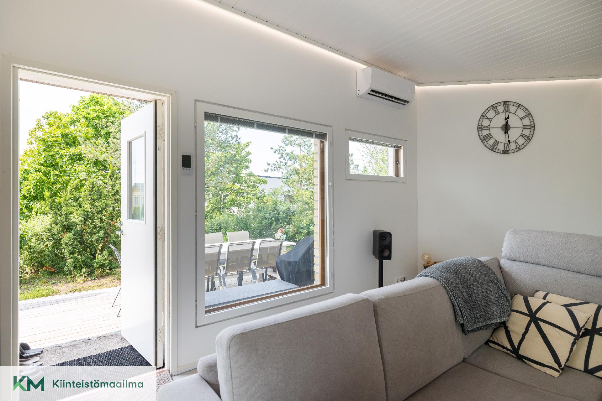 Olohuoneesta on kulku terassille.