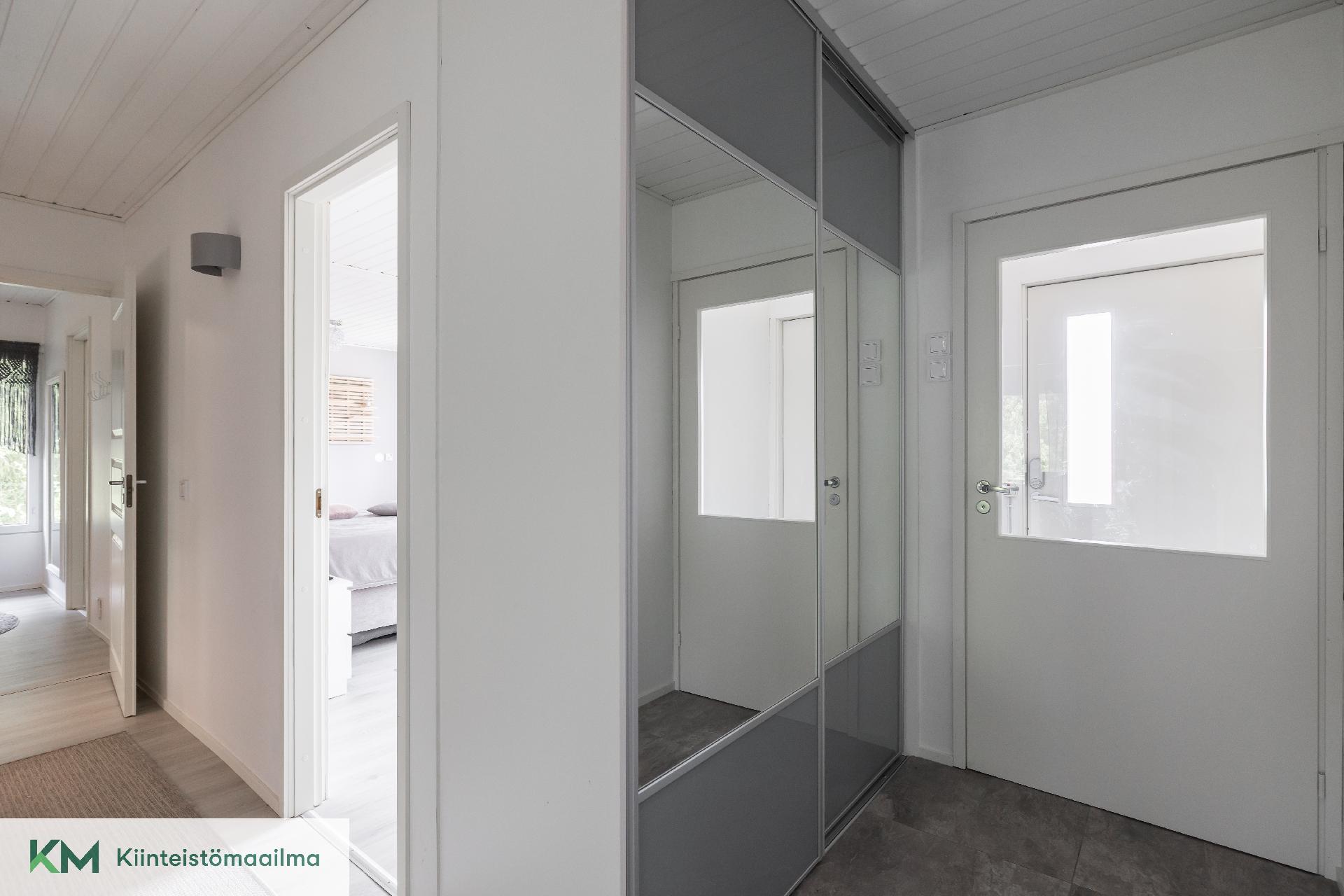 Eteisessä on säilytystilaa.