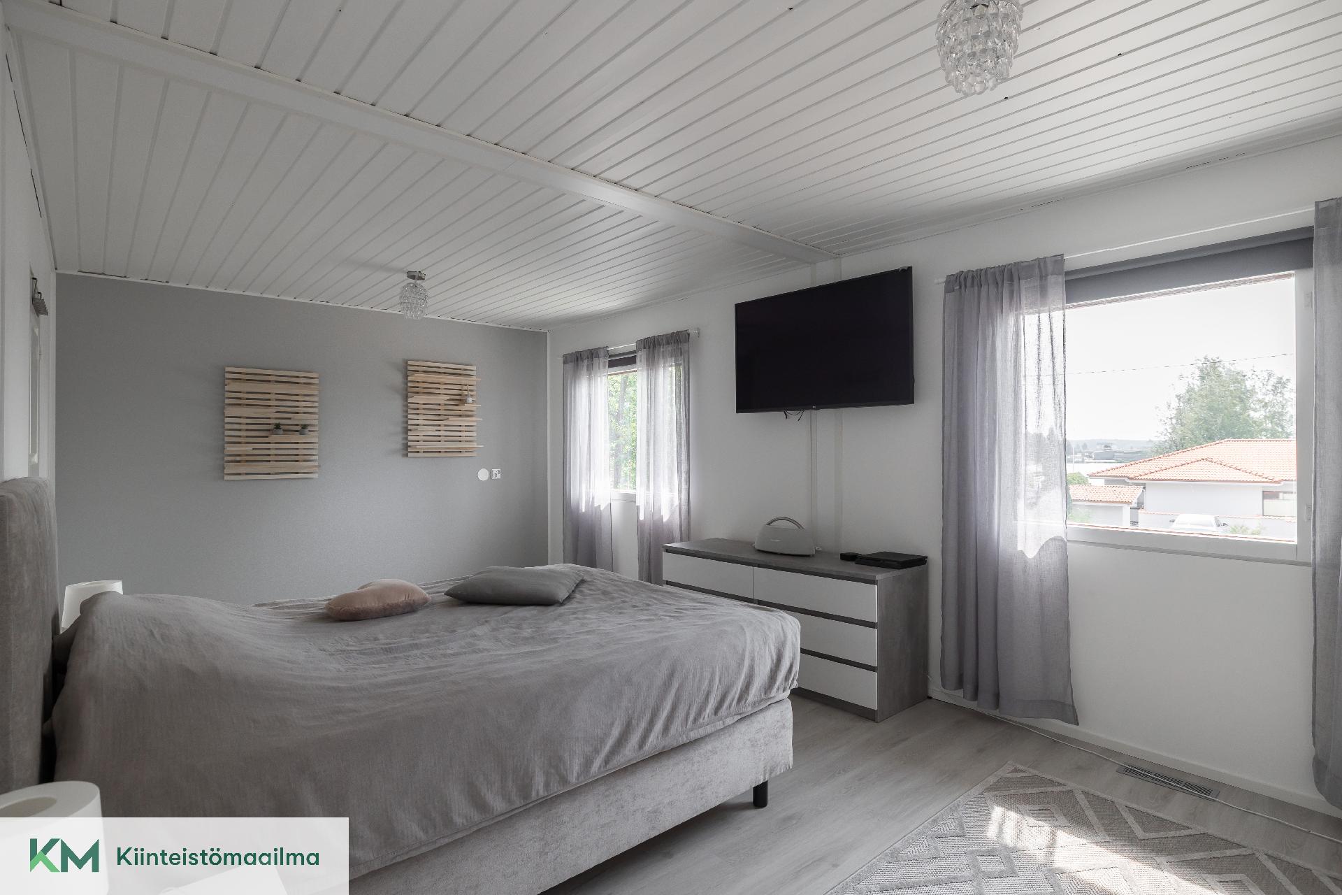 Isoin makuuhuone, mistä on kulku vaatehuoneeseen.