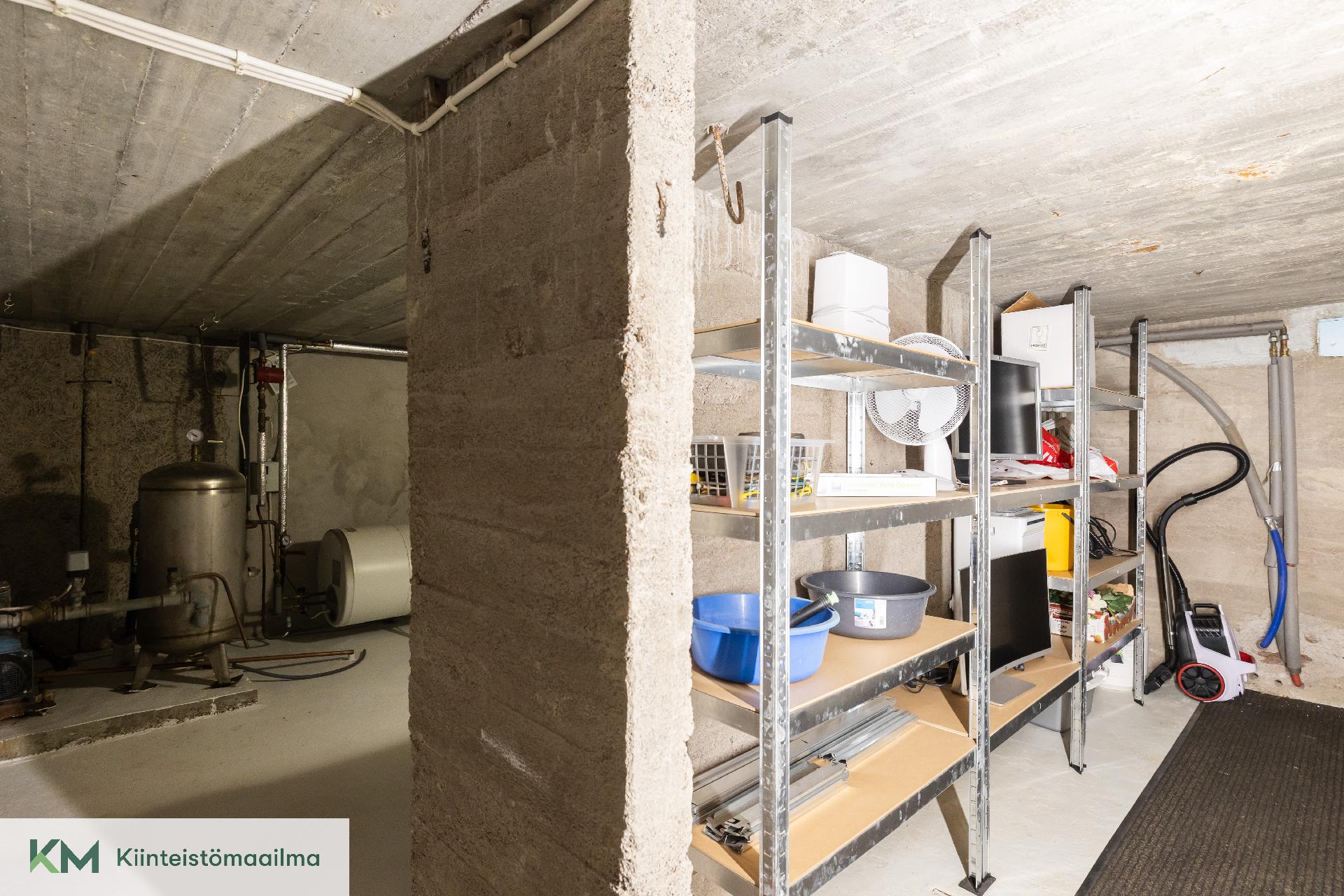 Varastotilaa kellarissa