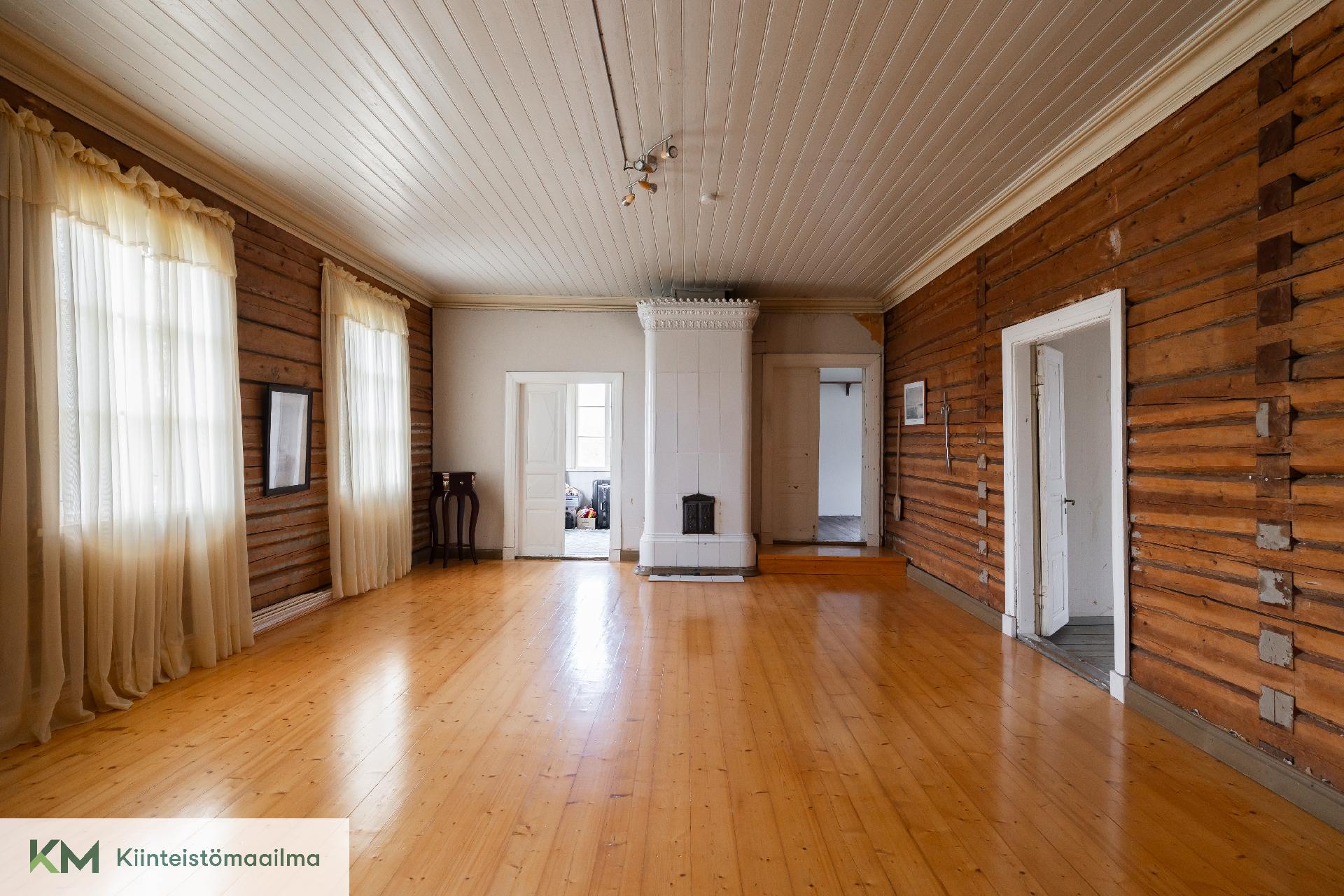 Suuri sali ja komea kakluuni