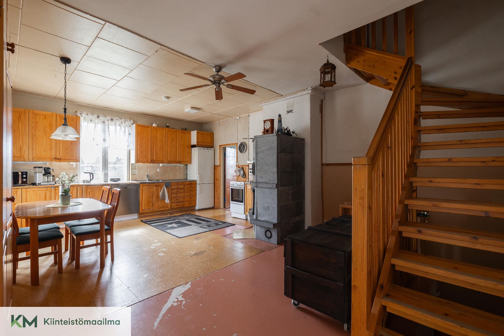 Eteisestä aukeaa suuri keittiö ja portaat vintille