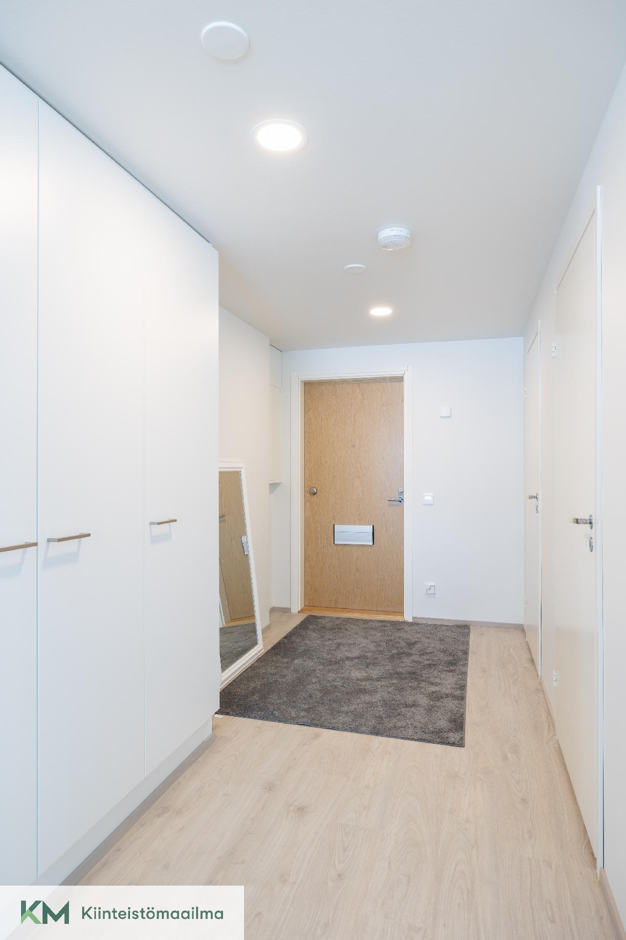 Eteistila on reilun kokoinen.