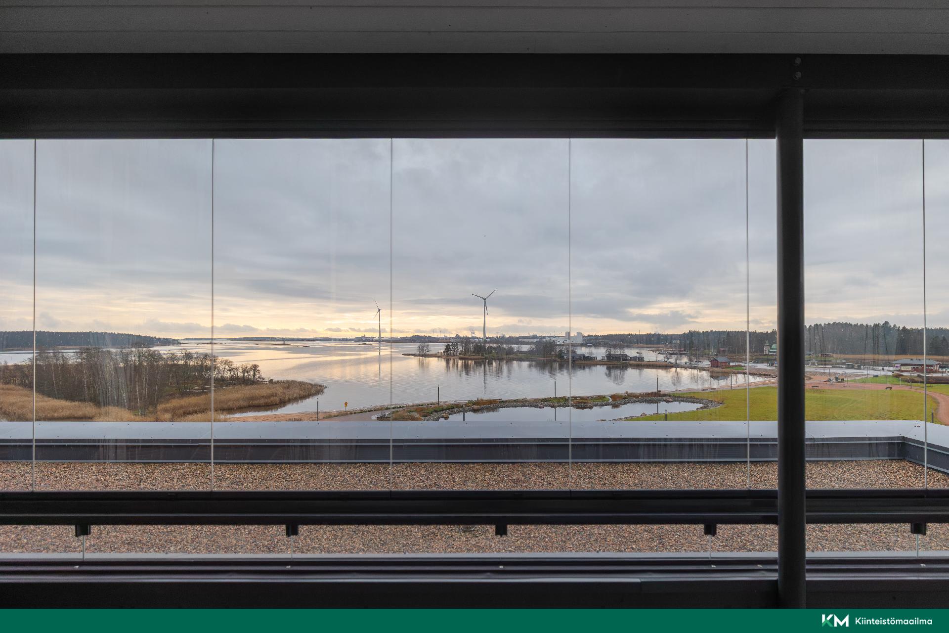 Terassilta on näkymät suoraan merelle.