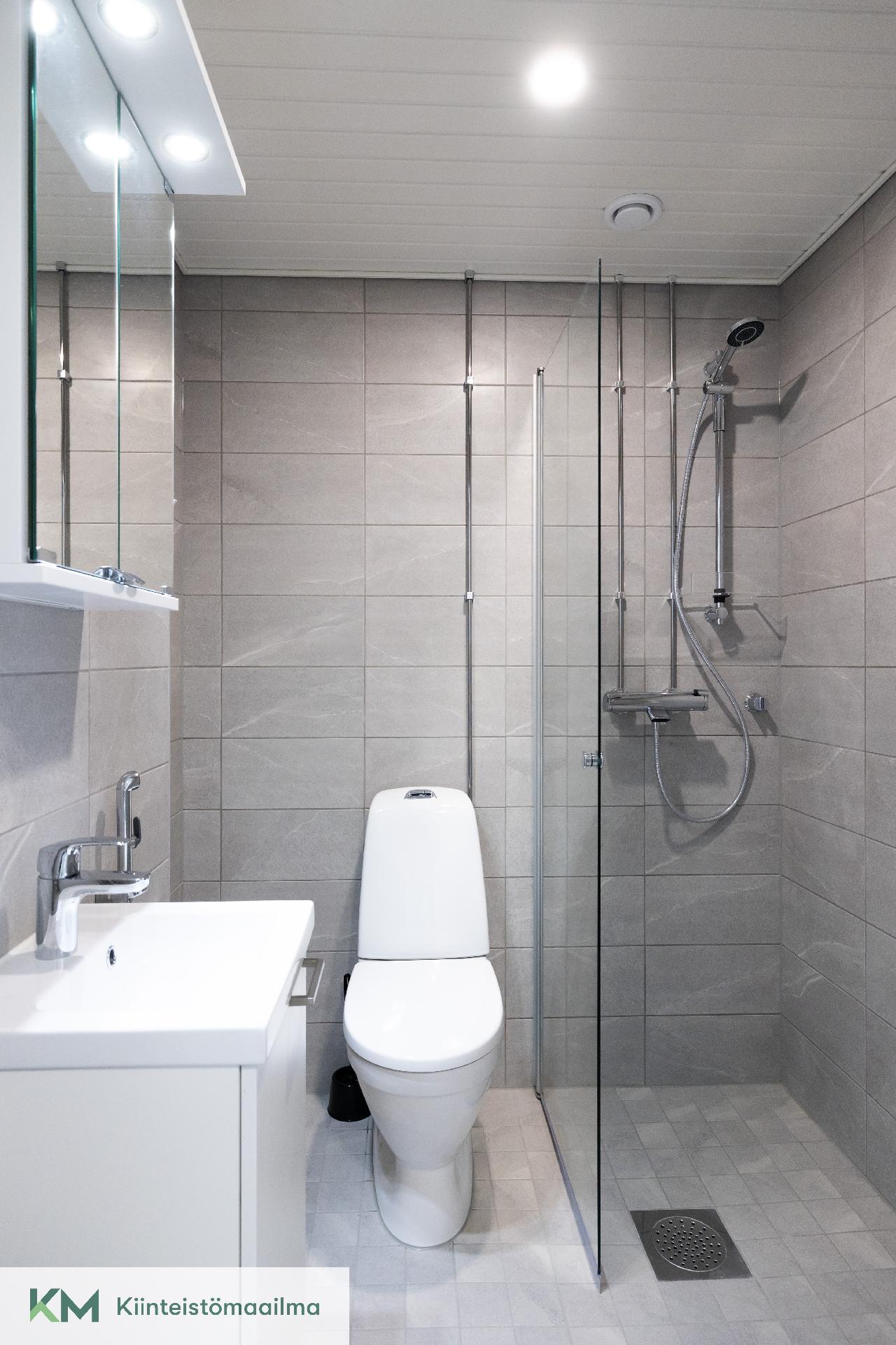 Erillinen wc, missä on oma suihku.