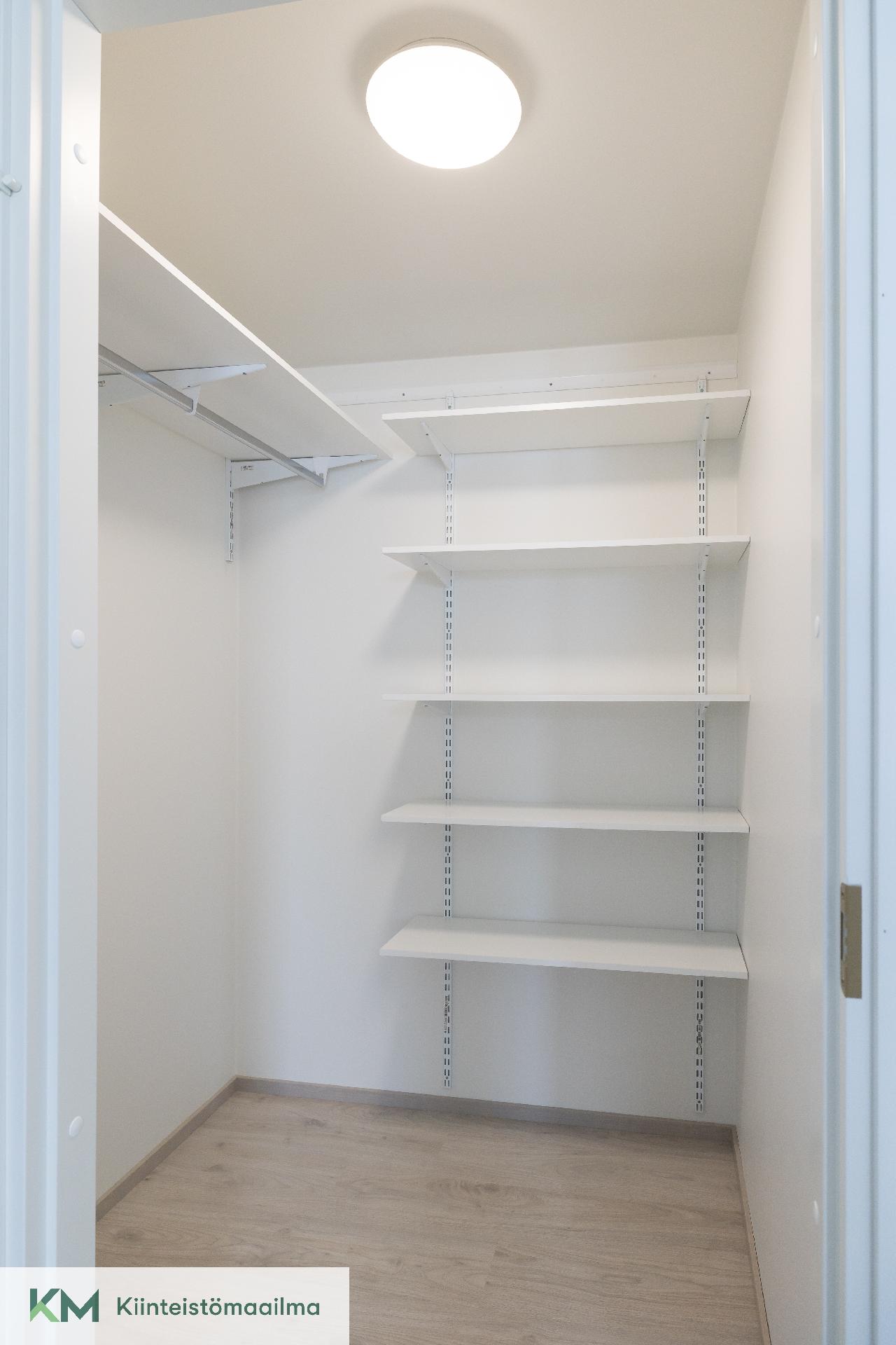 Makuuhuoneen yhteydessä oleva vaatehuone.