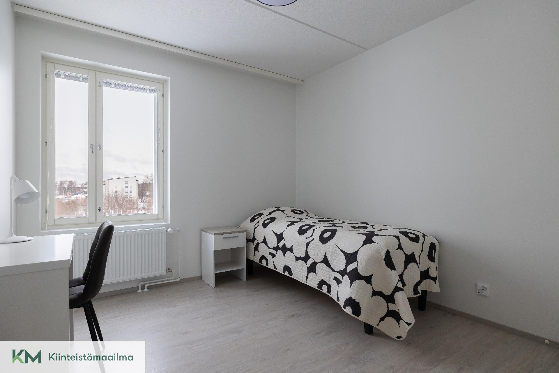 Makuuhuone 1, minkä yhteydessä on vaatehuone.