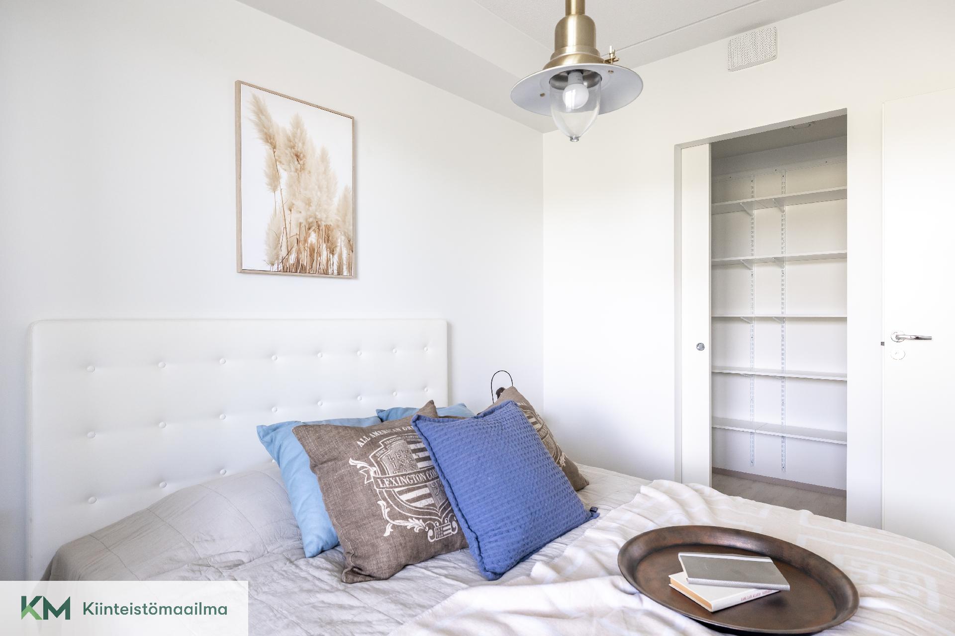 Makuuhuoneen yhteydessä on vaatehuone