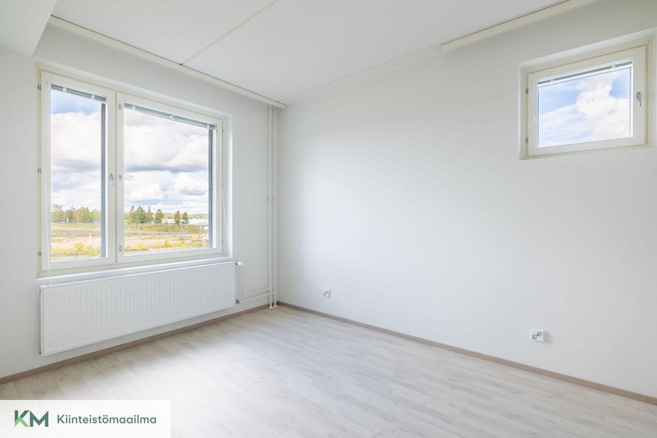 Makuuhuone, missä on kiinteät vaatekaapit