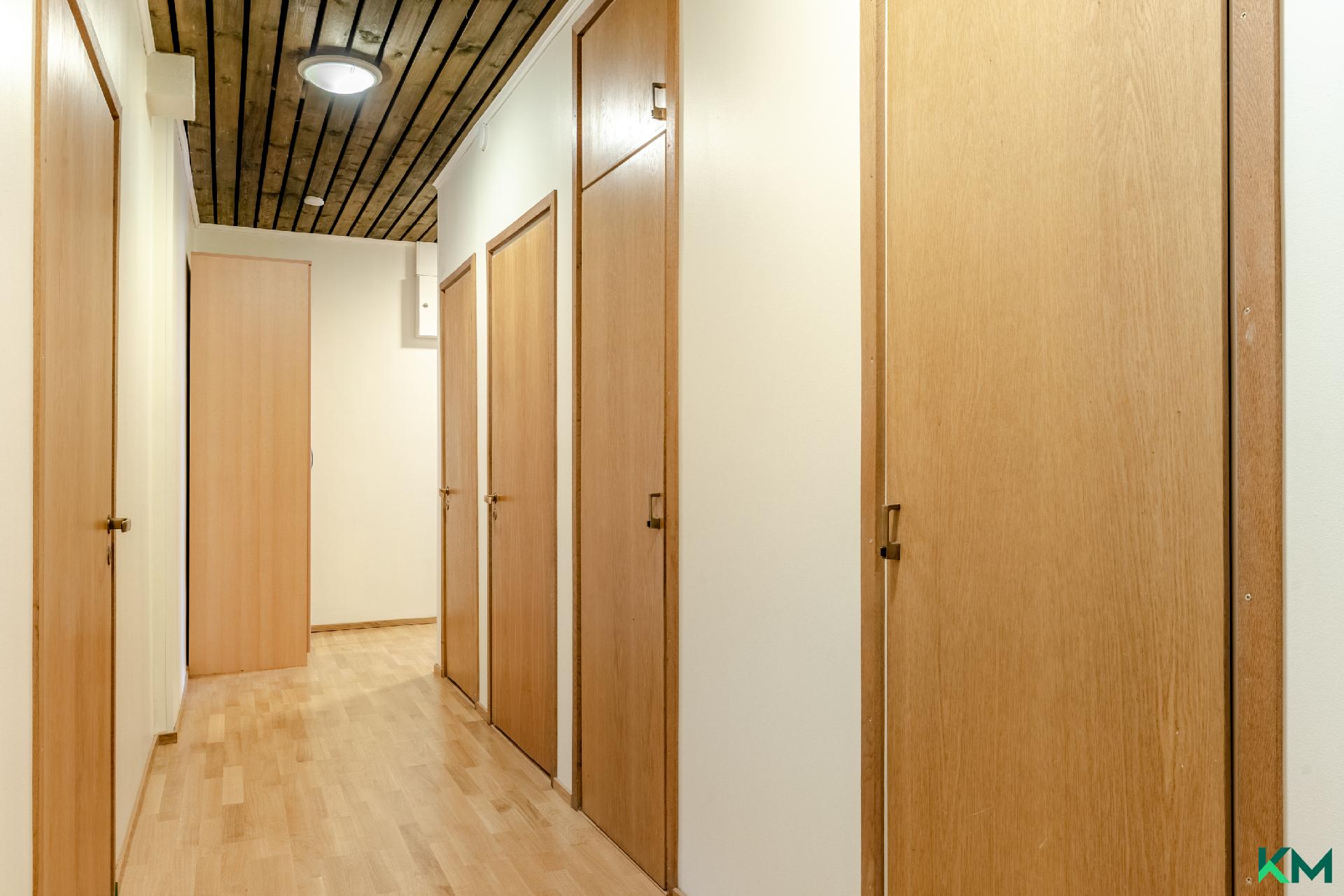 Käytävä ja kaapistot