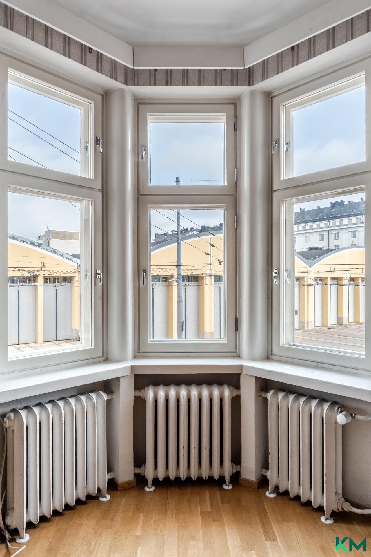 Ruokatila/makuuhuoneen erkkeri-ikkunat