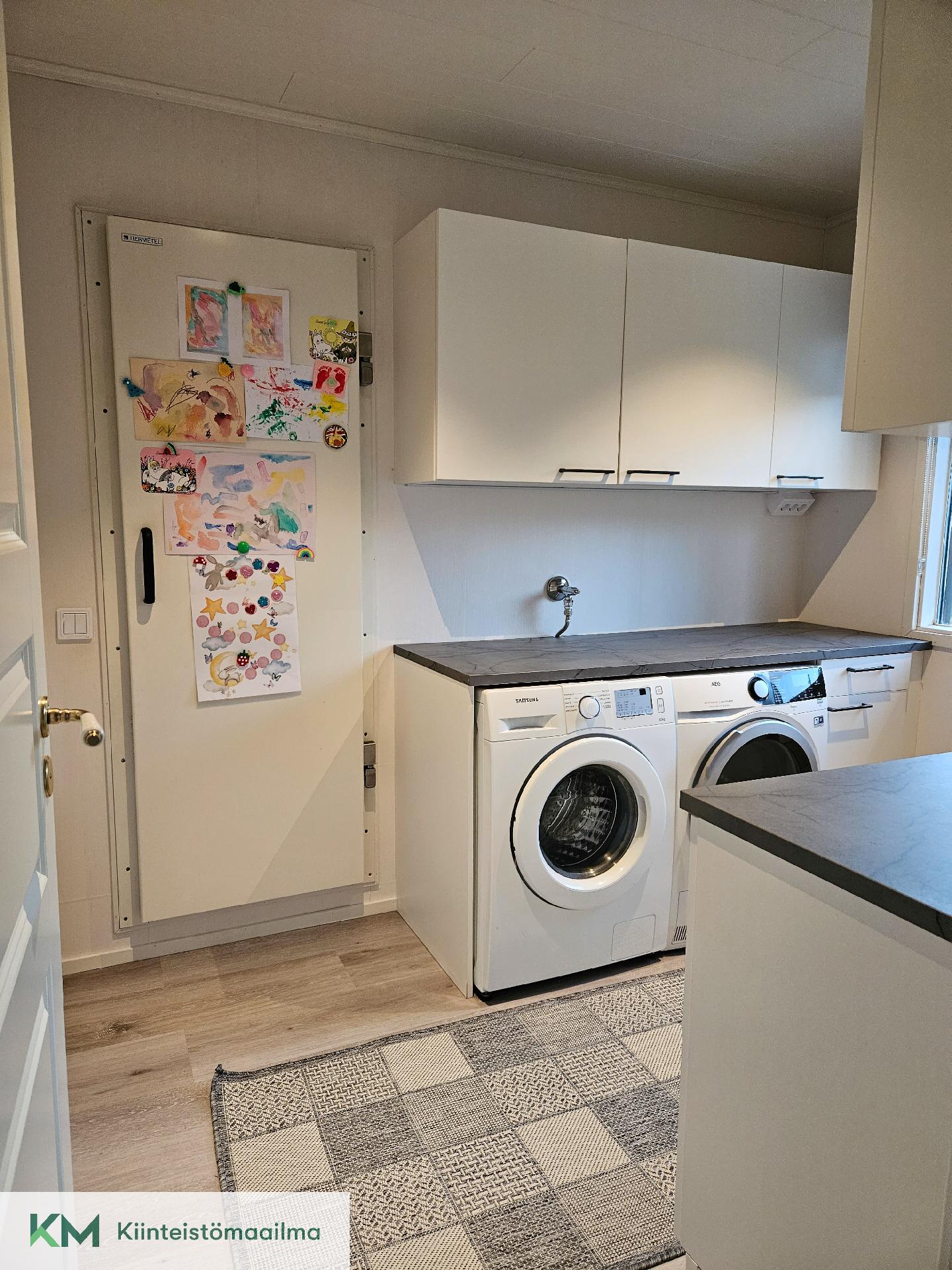 Kodinhoitohuone ja kylmiö ovat kätevästi keittiön vieressä