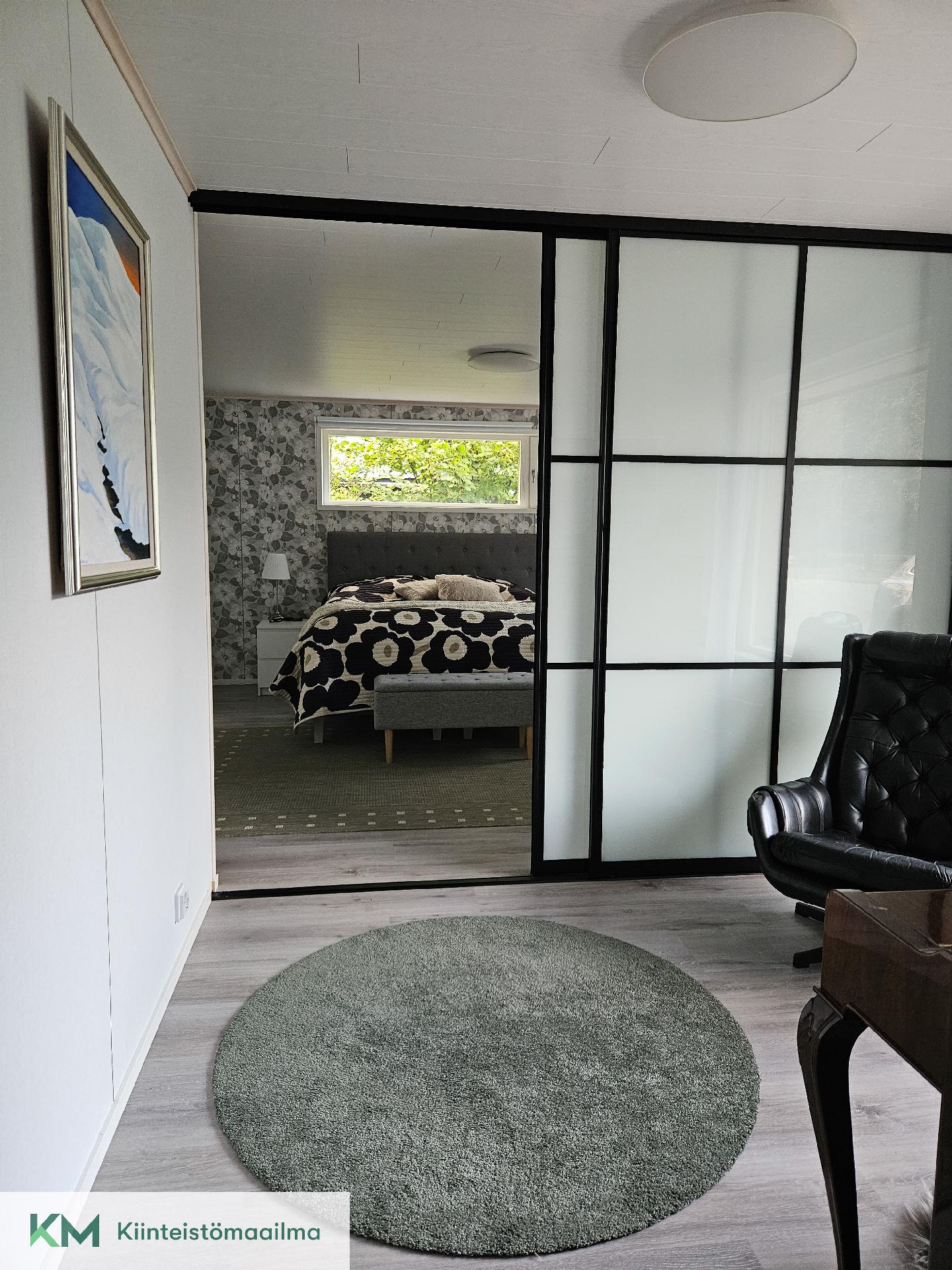 Alakerran makuutila entisen uima-altaan paikalla