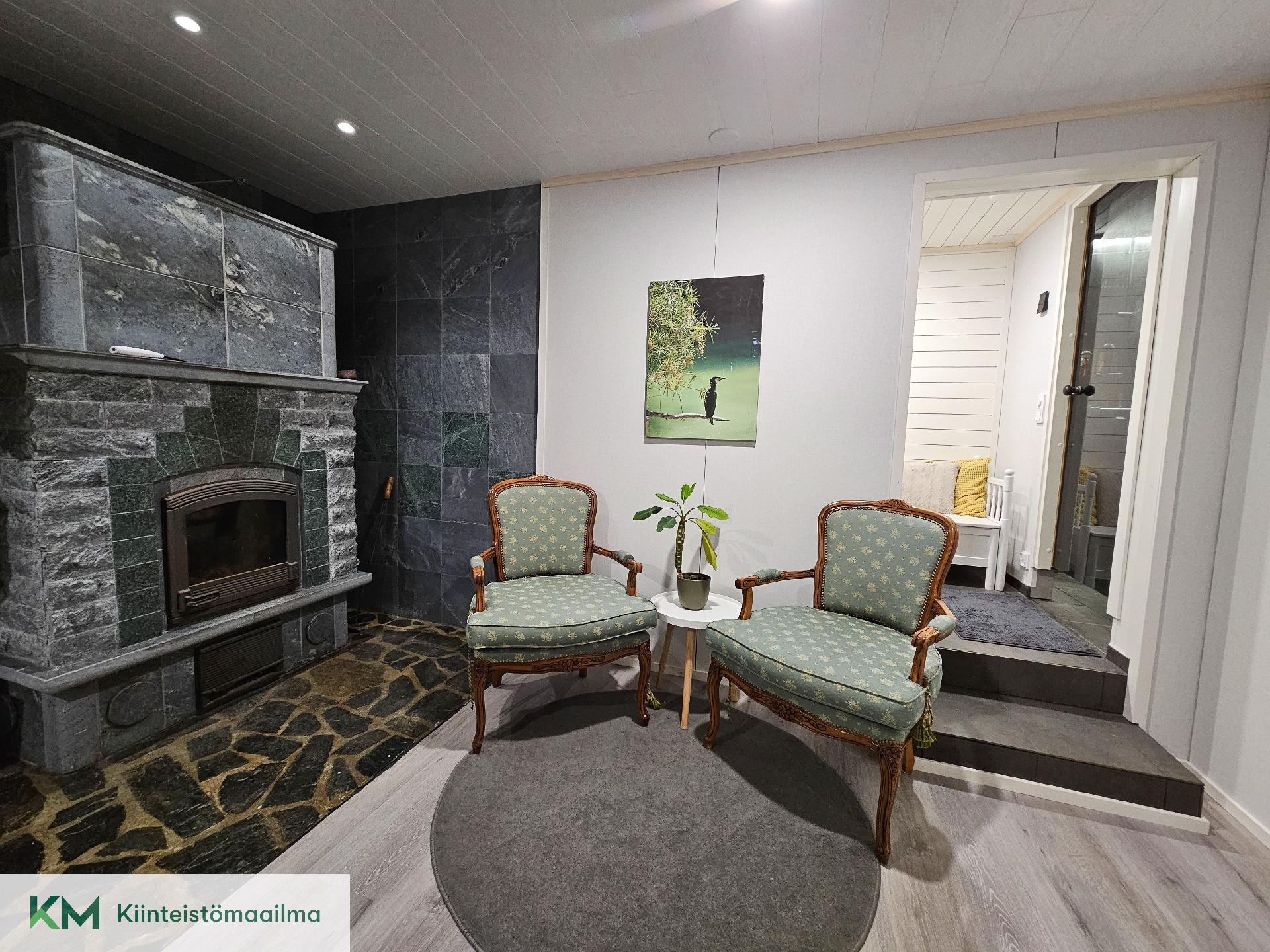 Alakerran aulatila toimii takkahuoneena