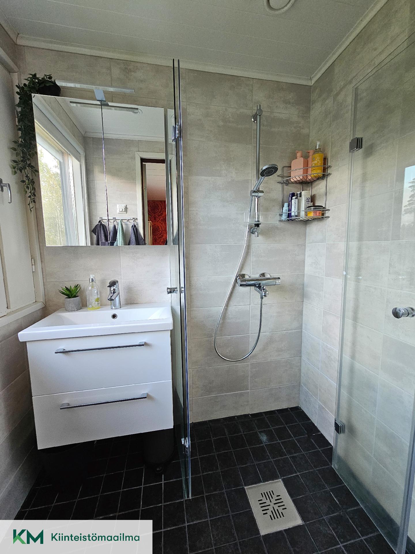 Makuuhuoneen yhteydessä on pieni kylpyhuone