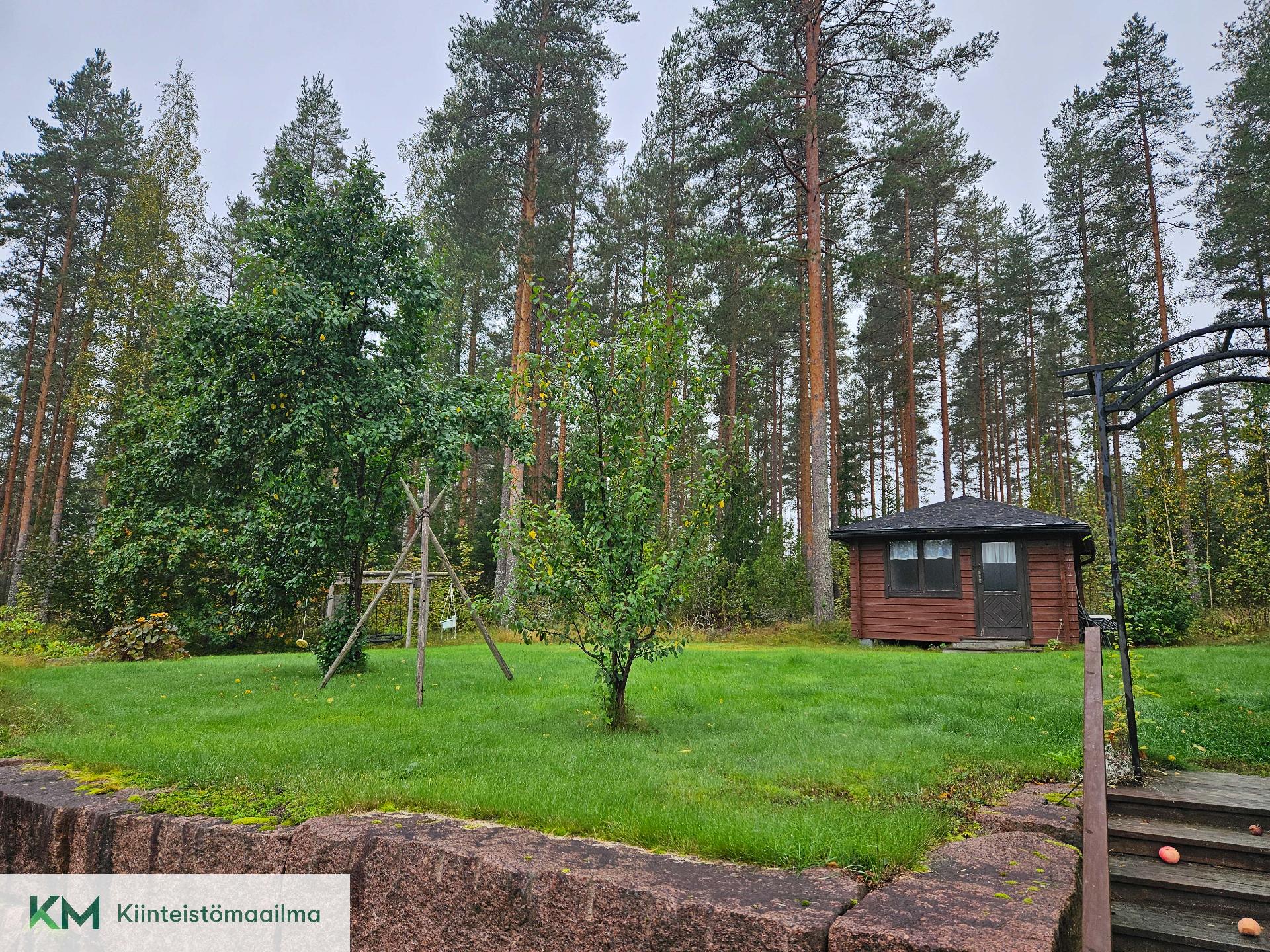 Pihalla pieni aittarakennus