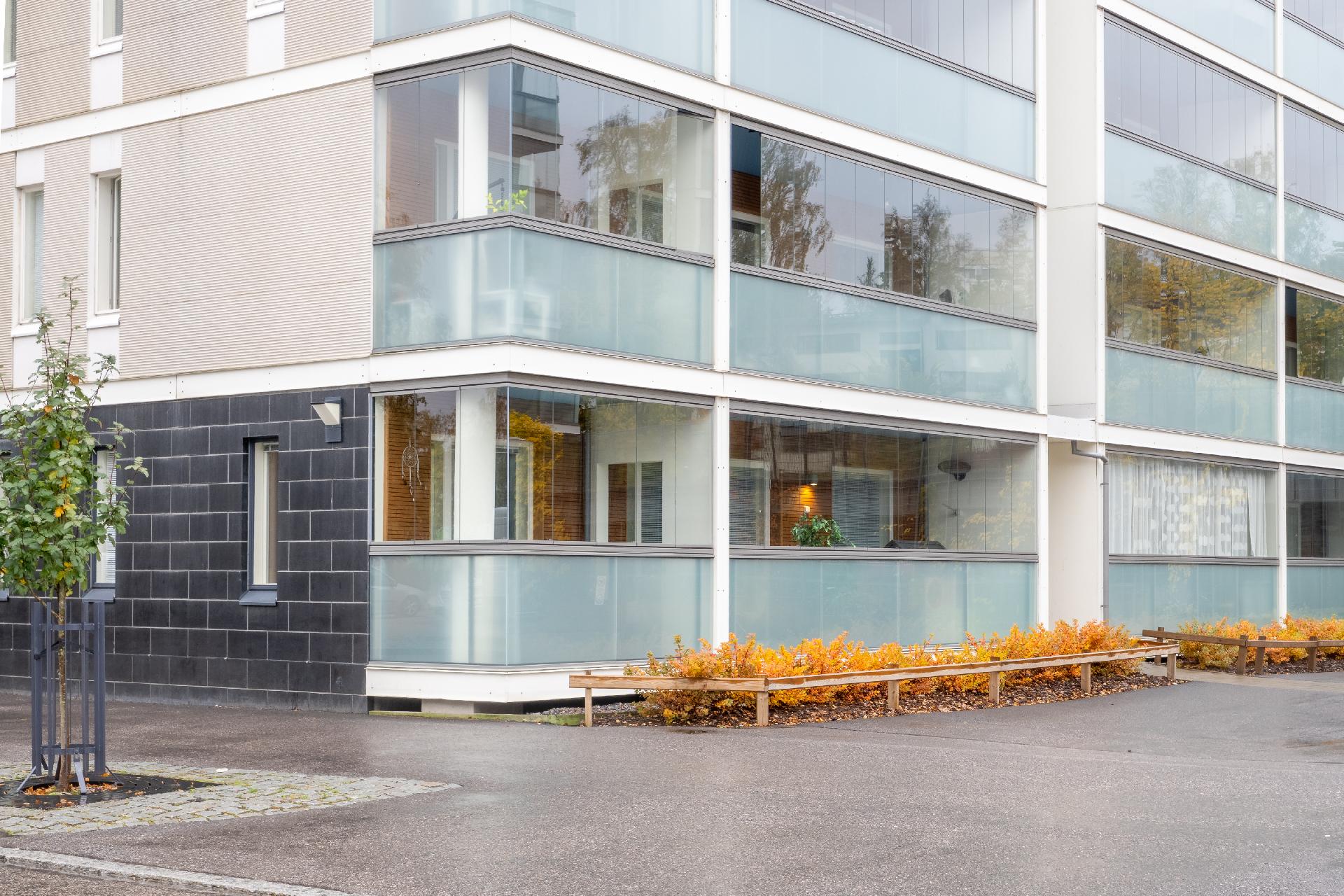 Asunnon lasitettu parveke 1. kerroksessa