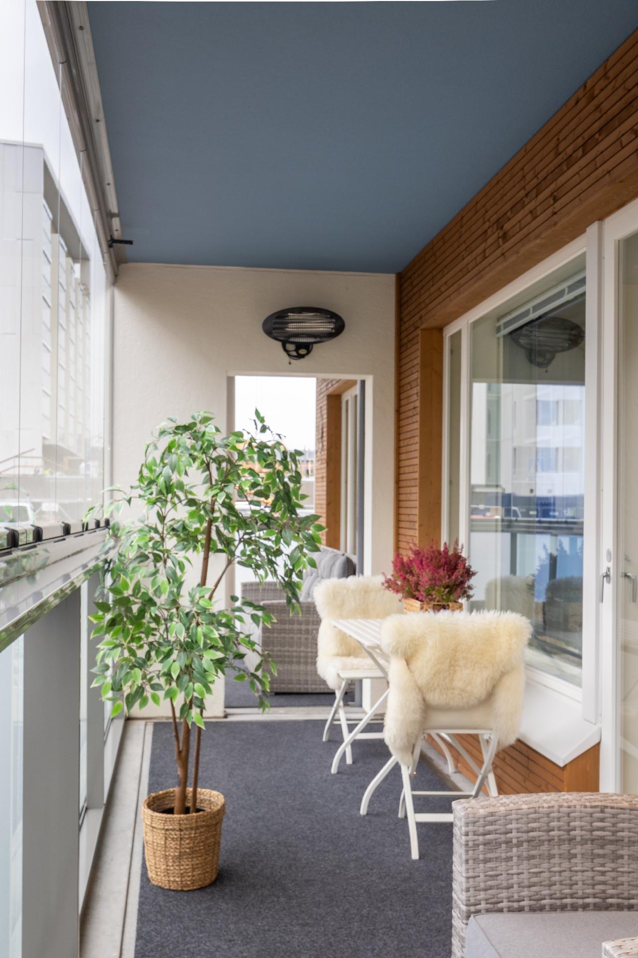 Suurelle parvekkeelle mahtuu luomaan erilaisia tiloja