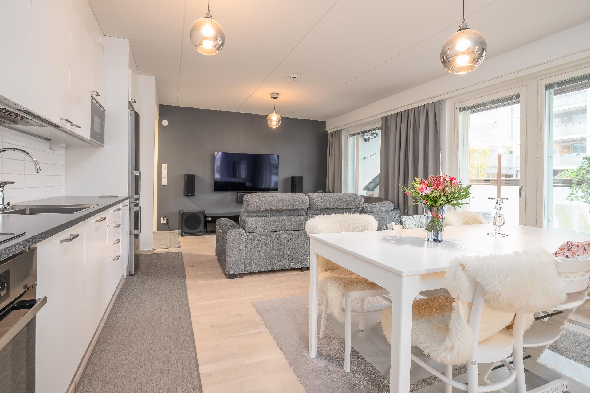 Suuressa ja valoisassa olohuone-avokeittiössä paljon tilaa kodin toiminnoille