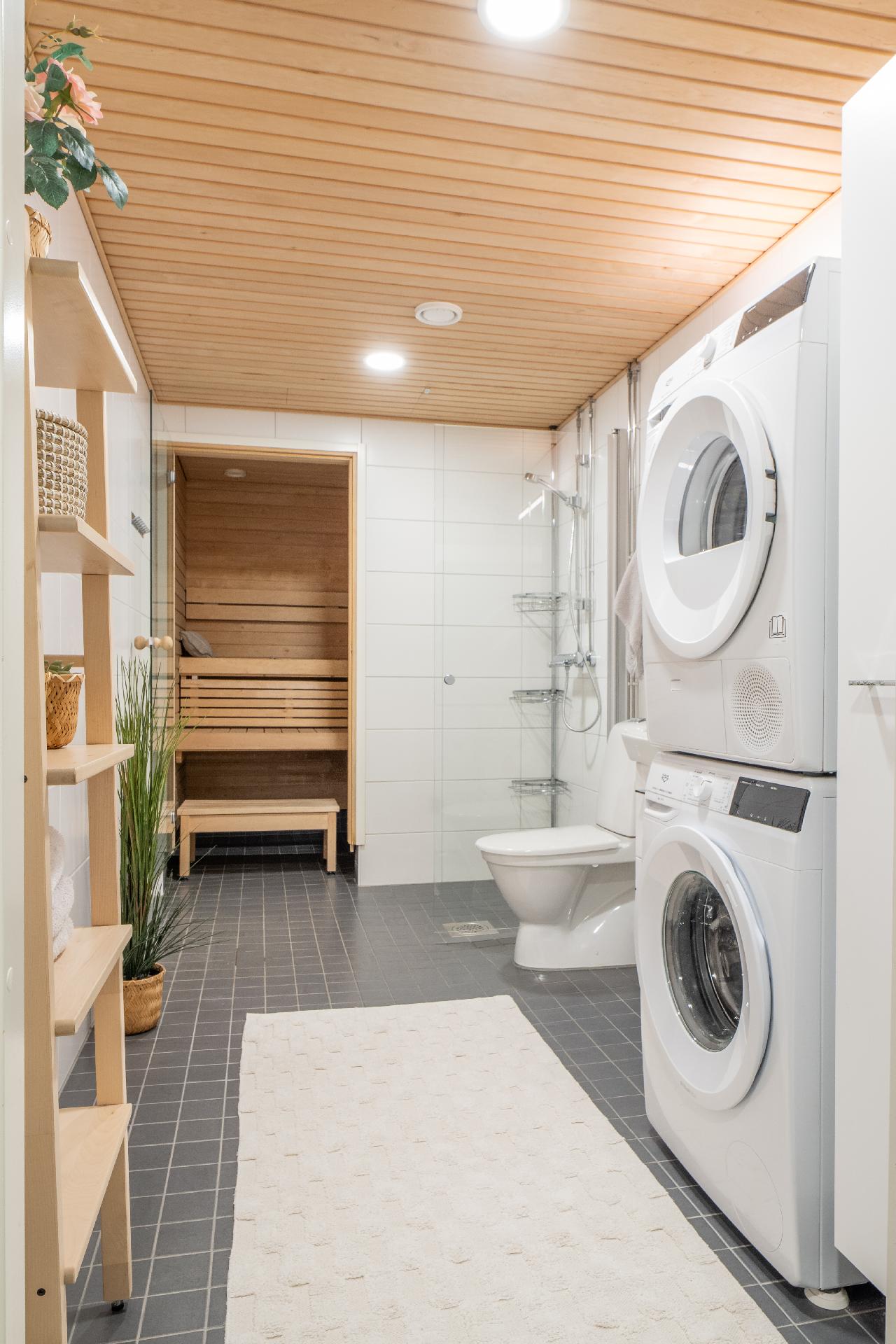 Tilava kylpyhuone ja sauna