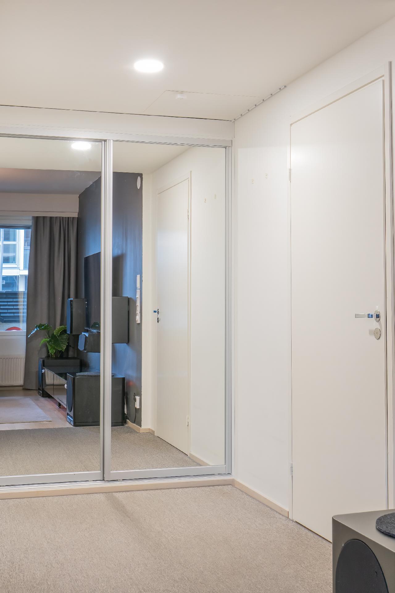 Eteinen, ulko-ovi oikealla