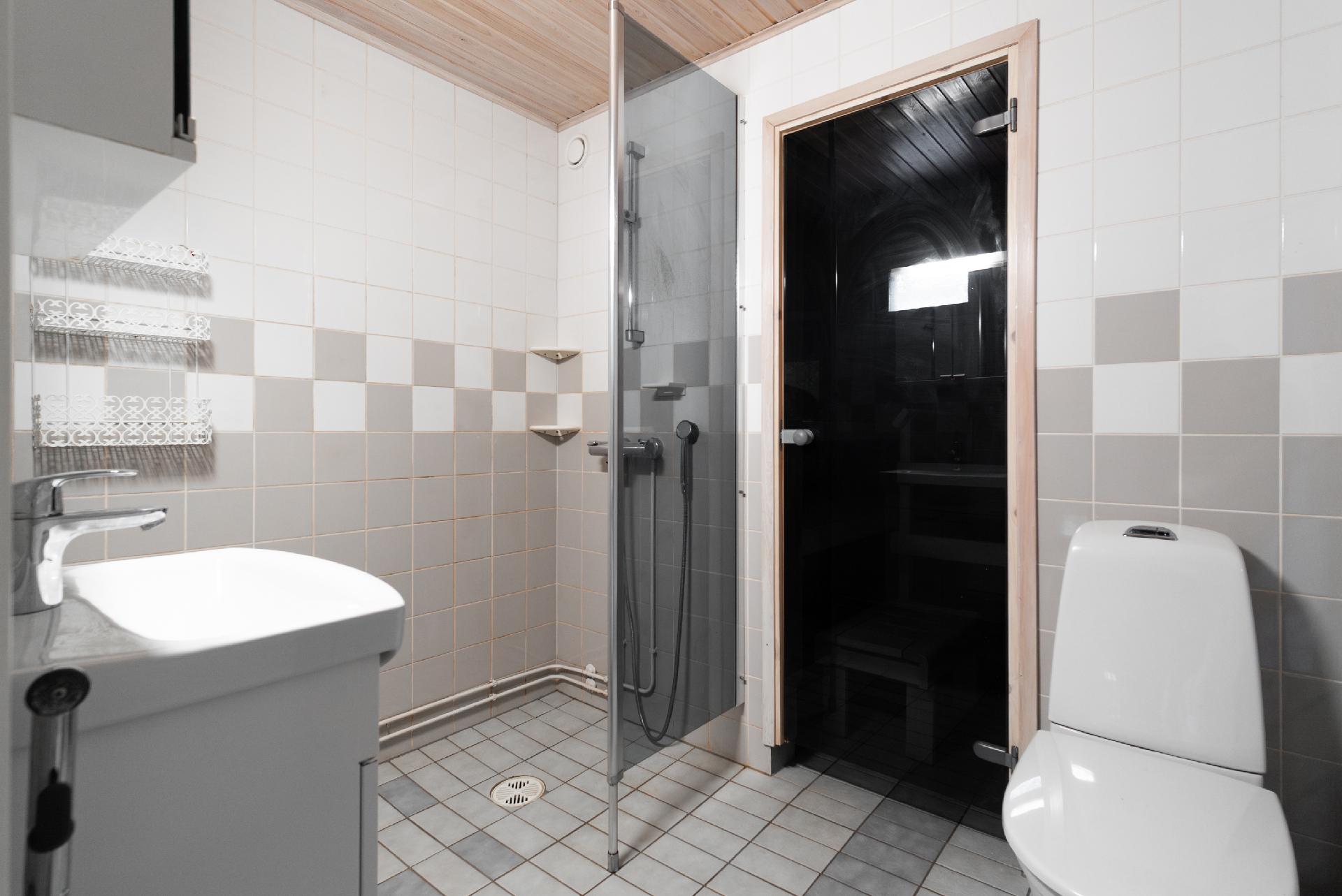 Yläkerran kylpyhuone