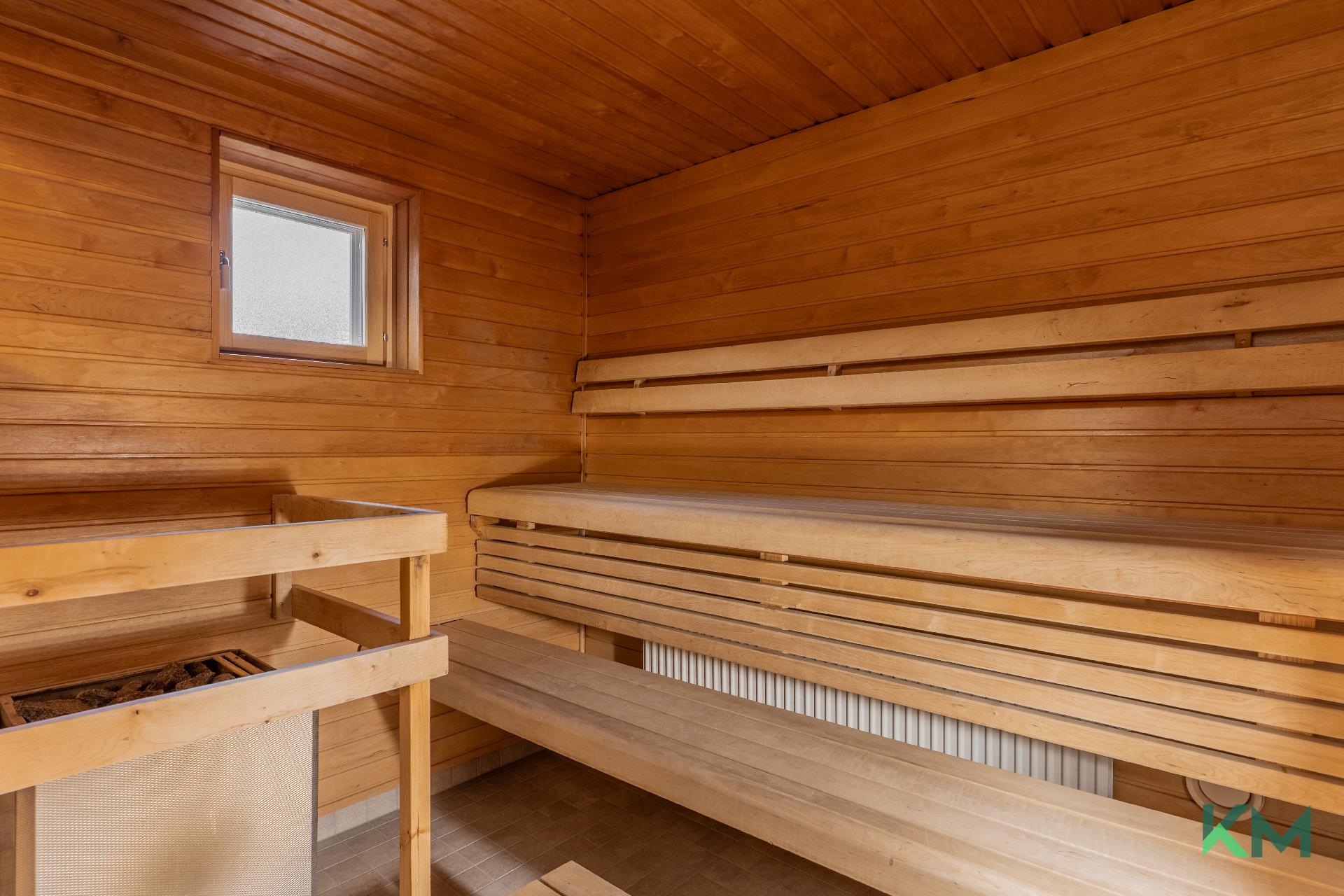 Taloyhtiön -22 uusittu sauna