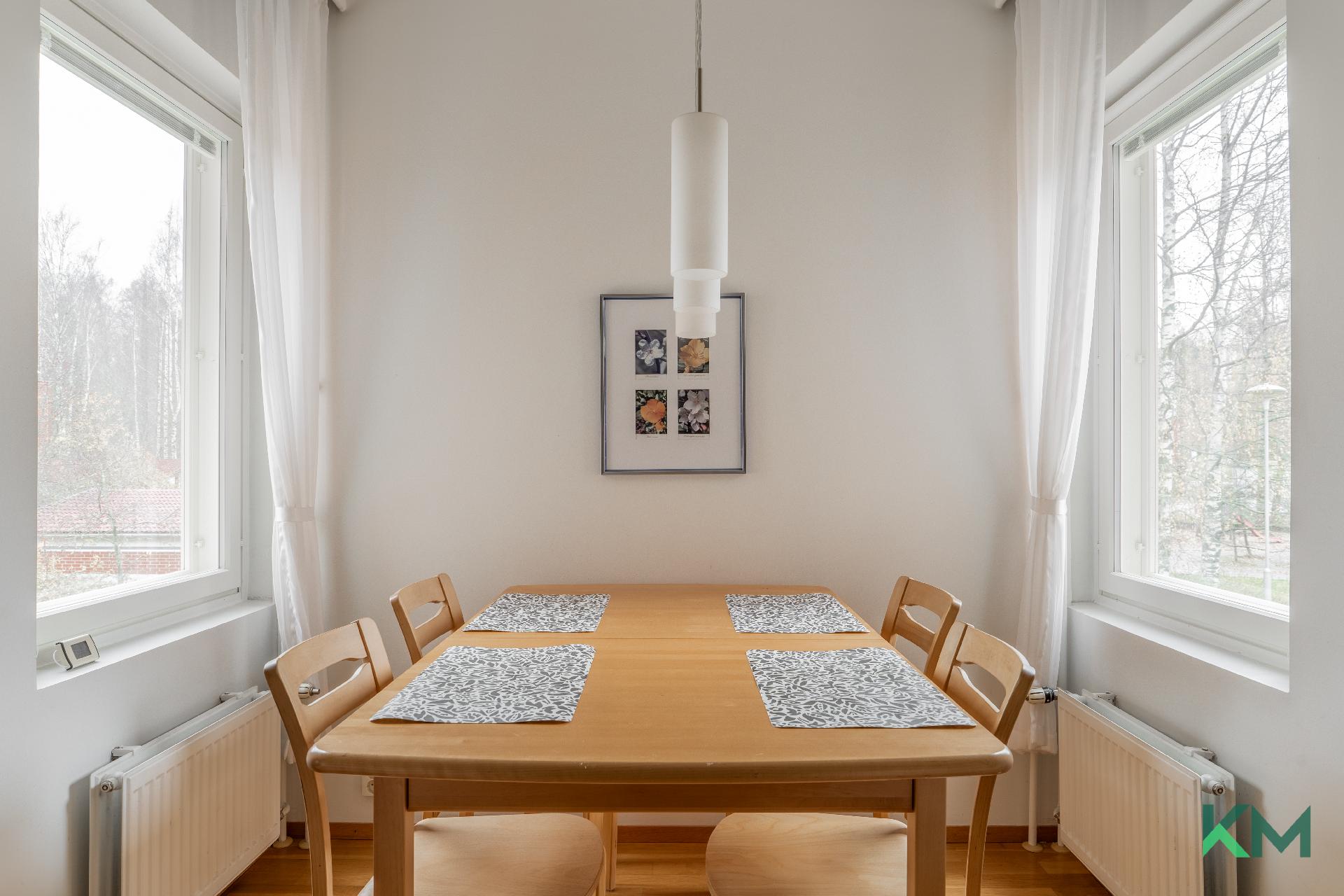 Keittiön jatkeena on ruokailutila