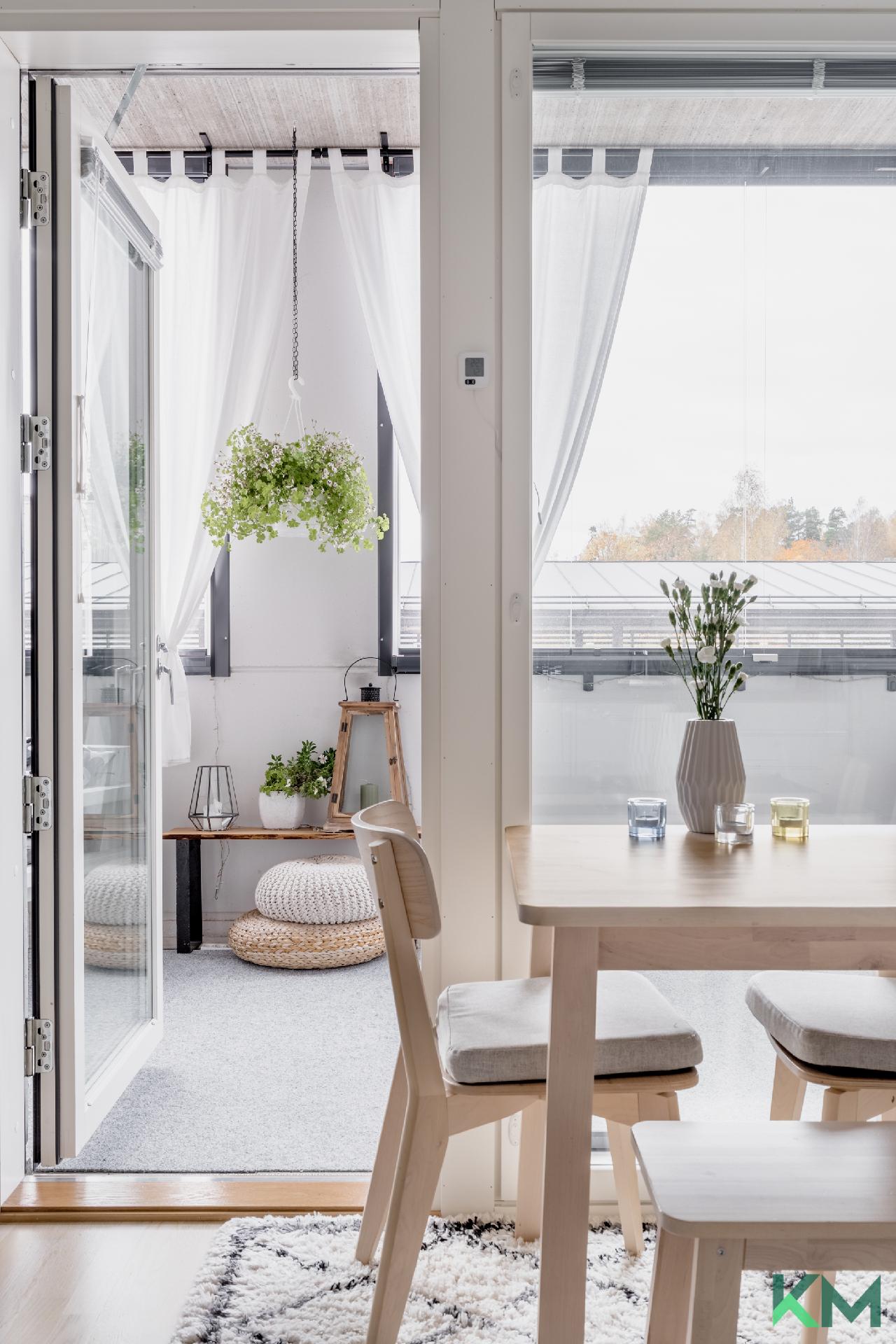 Koko huoneiston levyinen lasitettu parveke