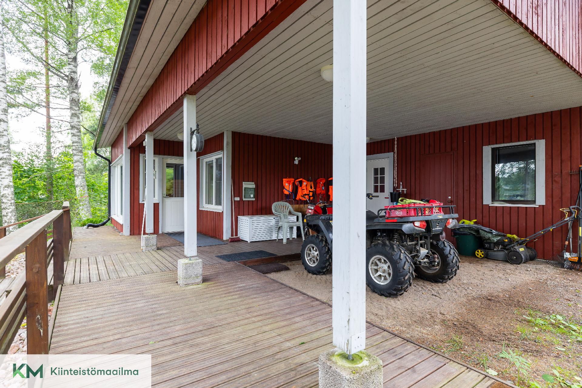 Alamökin katoksessa tilaa kulkuvälineille